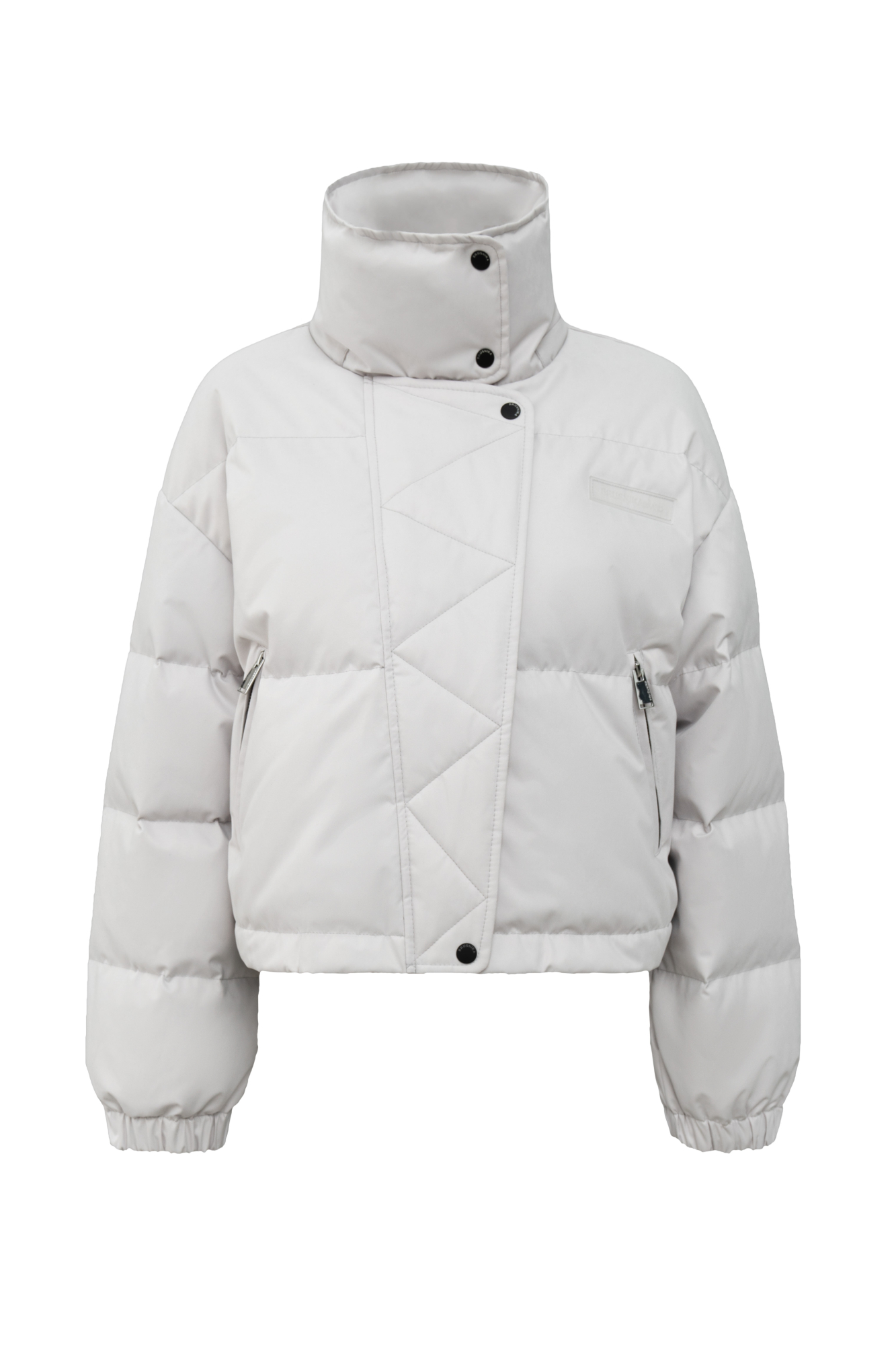 Утепленный пуховик с воротником-стойкой и капюшоном на молнии. Модель свободного силуэта с боковыми карманами, спущенным плечом и брендированным ярлыком на груди. Застежка на потайную молнию и кнопки. Наполнитель натуральный пух 90% перо 10%.