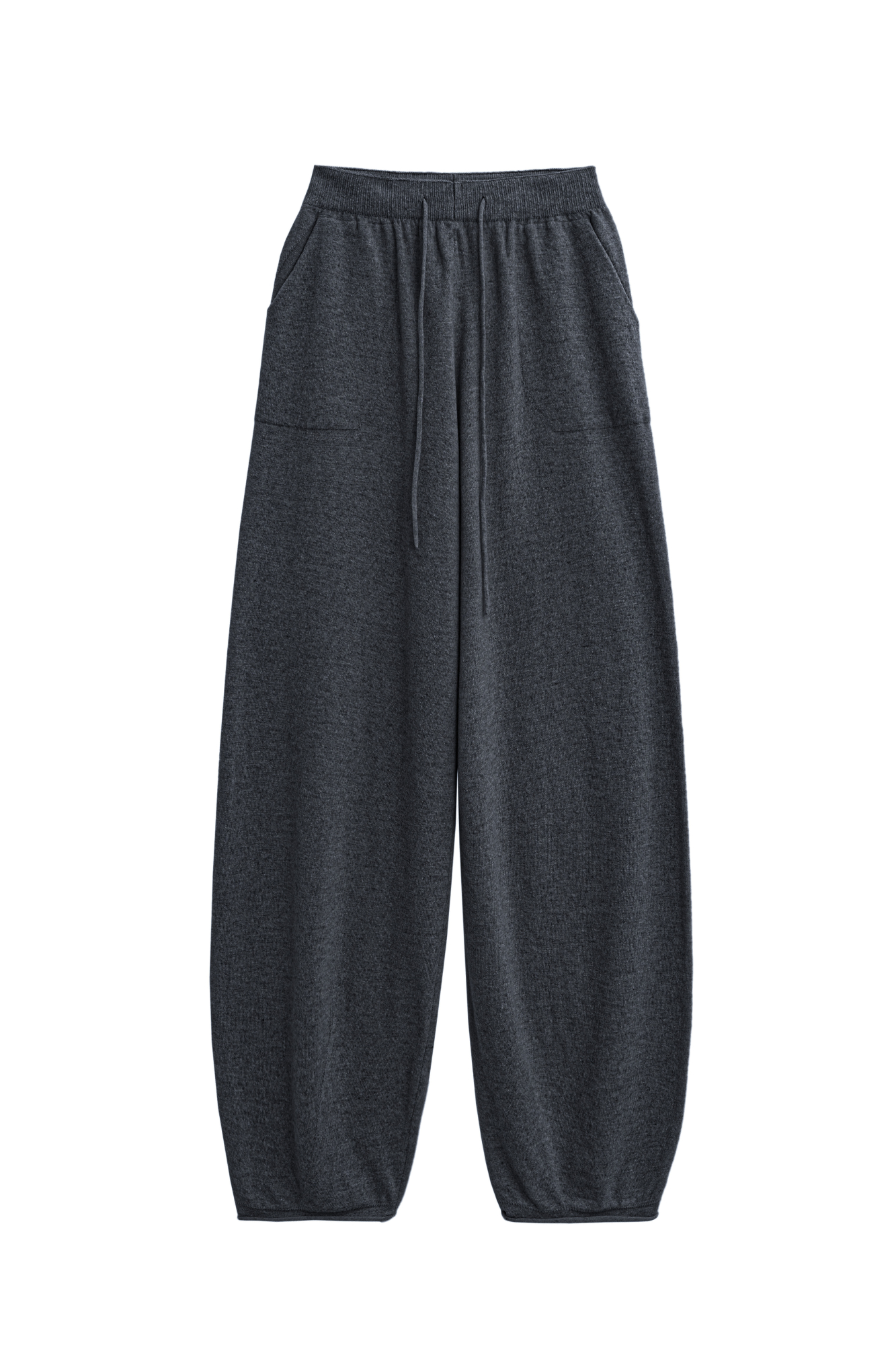 Трикотажные брюки-бананы из кашемира и шерсти. Модель с эластичным поясом, дополненным кулиской, большими накладными карманами и валиками-манжетами.