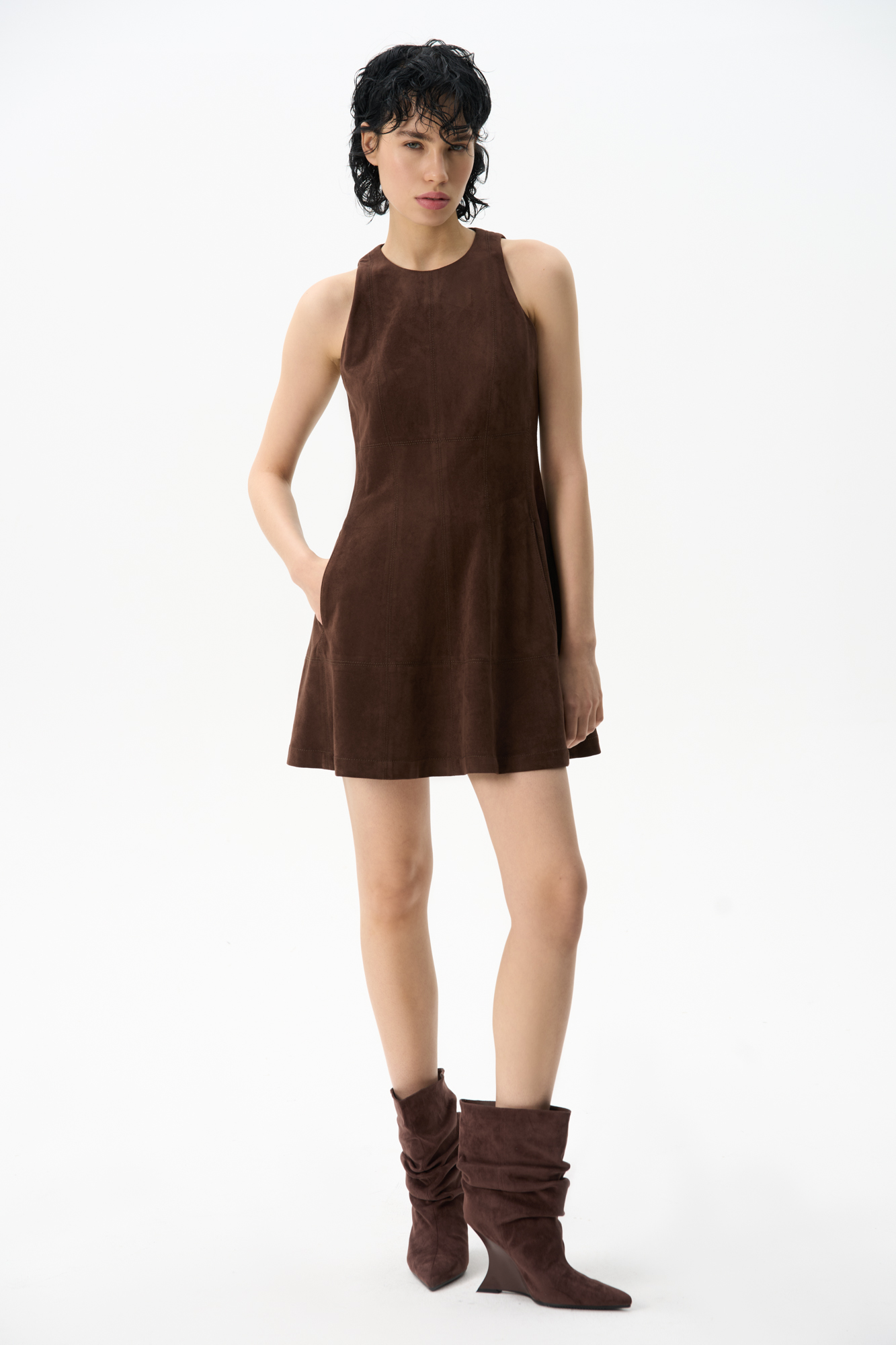 Платье длины мини из ткани с имитацией внешнего вида и свойств натуральной замши. Модель приталенного силуэта без рукавов, с круглым вырезом горловины и на широких бретельках. Застежка на молнию на спинке.