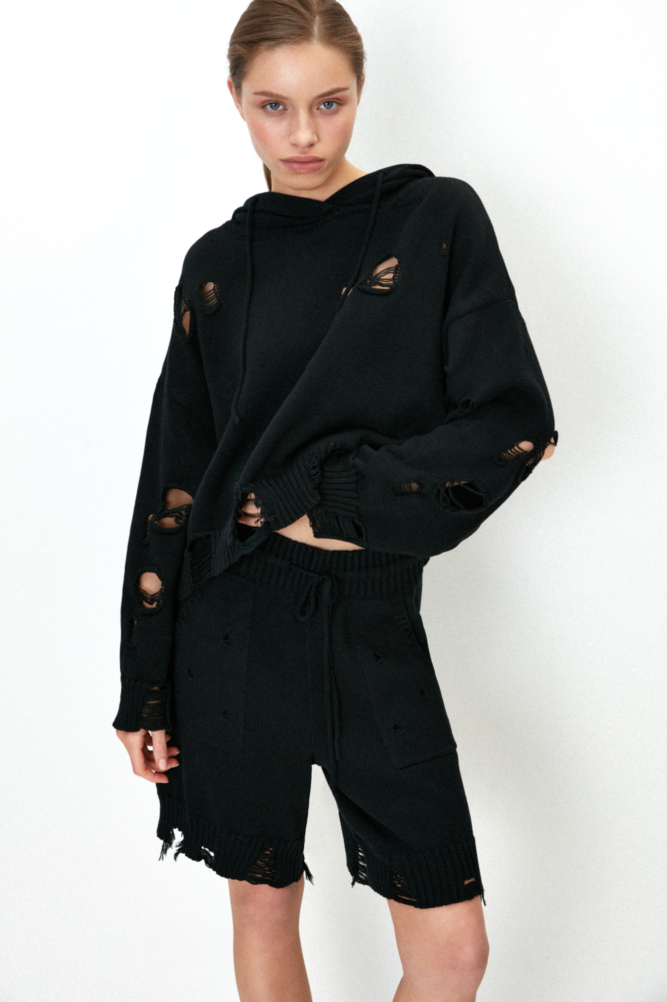 Трикотажные шорты из 100% хлопка с рваной текстурой и эластичным поясом на кулиске. Дополнить образ можно джемпером в таком же стиле.