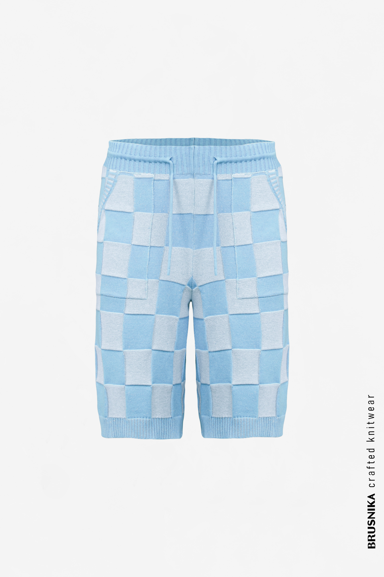 Шорты из 100% хлопка в клетку, на тонкой кулиске, с карманами сбоку.