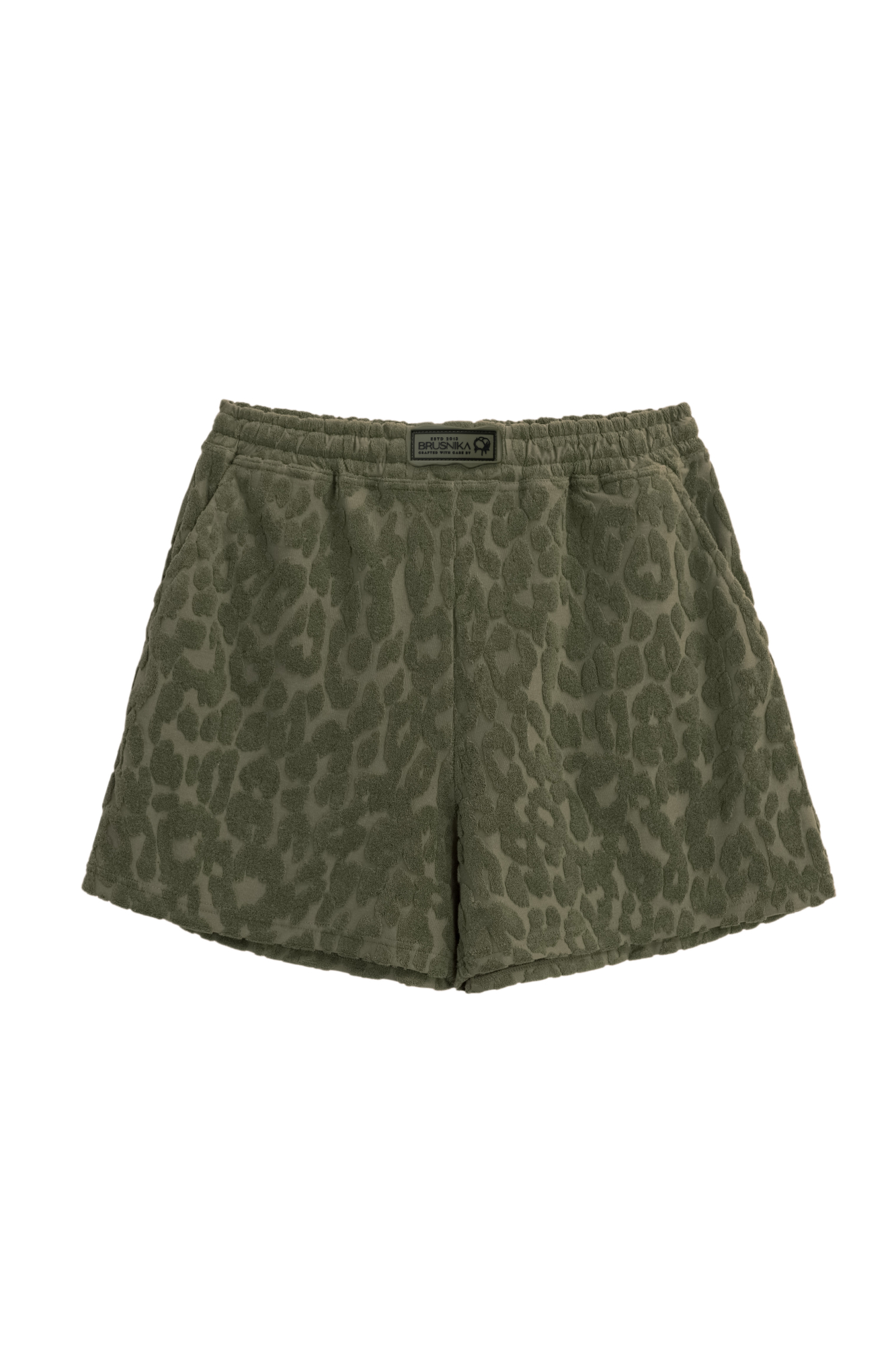 Шорты из махрового трикотажа. Модель свободного силуэта с эластичным поясом на кулиске и брендированным ярлыком. Дополнить образ можно футболкой в таком же стиле.