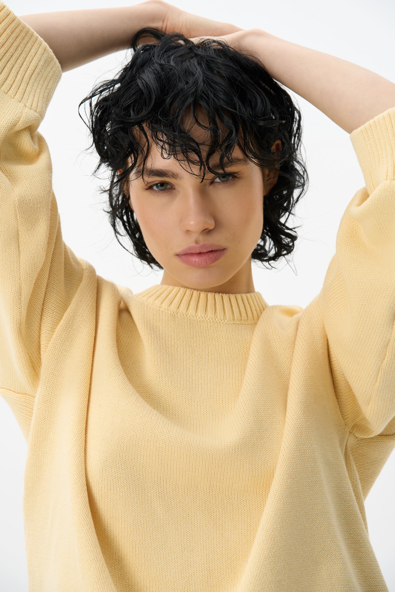 Трикотажный джемпер из 100% хлопка. Модель свободного силуэта со спущенной линией плеч и круглым вырезом горловины. Края изделия выполнены в рубчик. Дополнить образ можно юбкой.