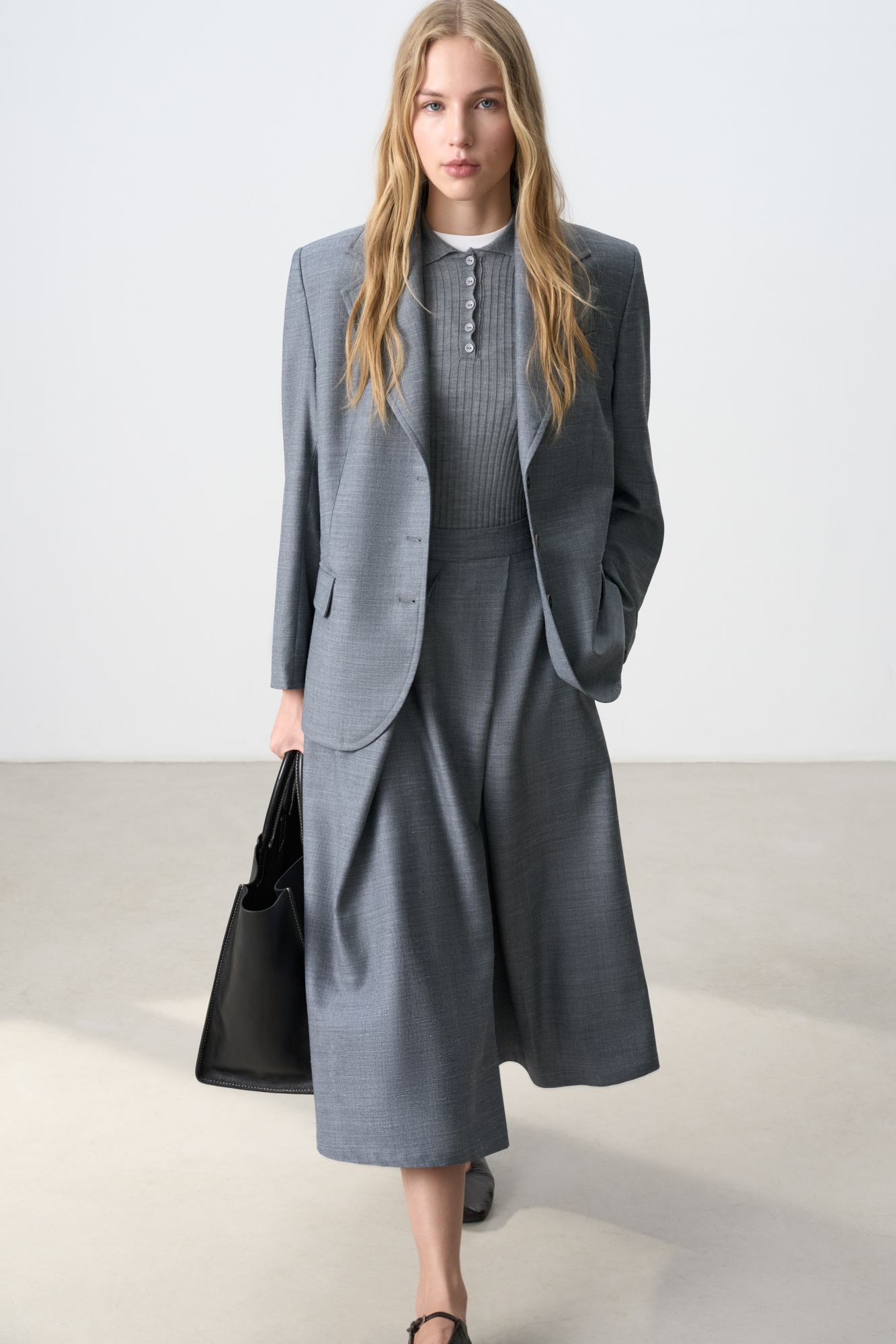 Однобортный жакет из шерсти. Модель свободного силуэта с лацканами, боковыми карманами с клапанами и карманом на груди. Застежка на три пуговицы. Изделие выполнено на подкладке. Дополнить образ можно брюками или юбкой.