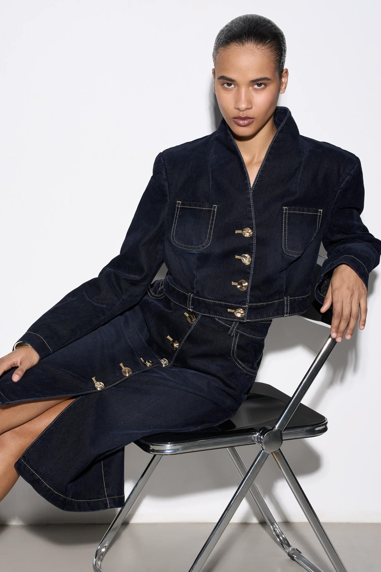 Юбка длины миди из флокированного денима - 100% хлопка с имитацией бархатной текстуры. Модель прямого силуэта с карманами и застежкой на декоративные пуговицы.