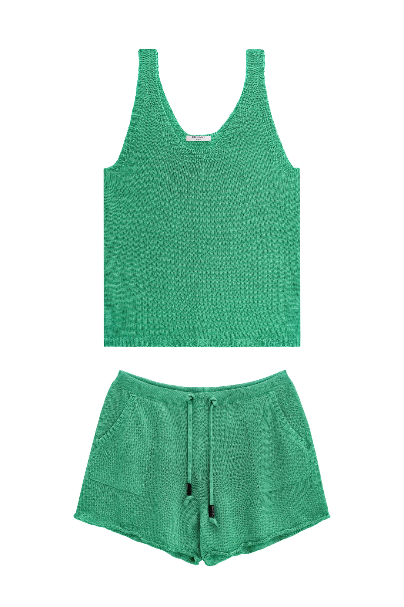 Трикотажный костюм из 100% льна, состоящий из топа и шорт. Топ прямого кроя, без рукавов, на широких бретелях, с глубокой проймой и U-образным вырезом горловины. короткие шорты из 100% льна. Короткие шорты свободного кроя с двумя боковыми карманами, регулиремым поясом на кулиске и валиками по нижнему. 