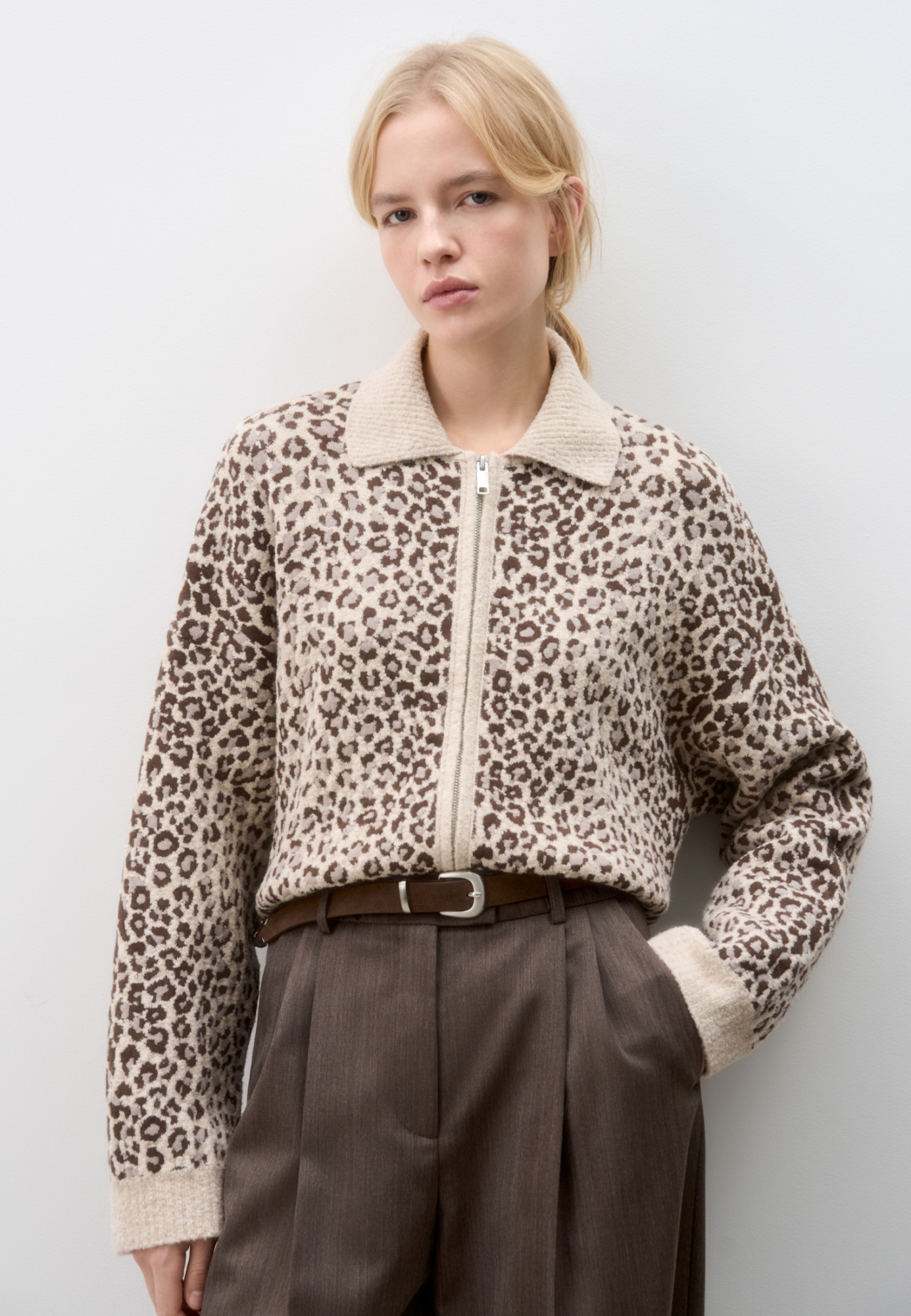 Бомбер с жаккардовым анималистическим дизайном. Модель свободного силуэта с застежкой на молнию. Дополнить образ можно юбкой в таком же стиле.