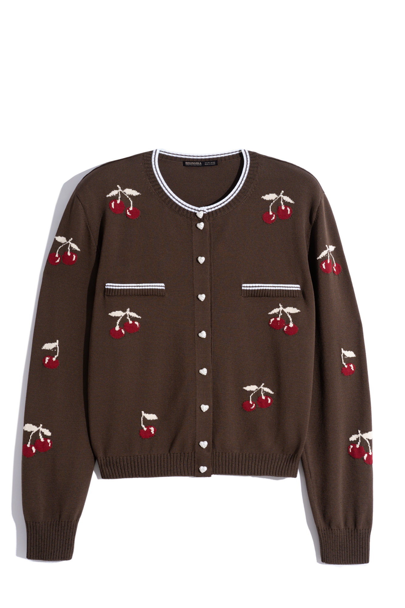 Трикотажный кардиган из вискозы с жаккардовым узором в виде вишен. Модель с круглым вырезом горловины, планкой на пуговицах и контрастной строчкой. Воротник и края изделия выполнены в рубчик.