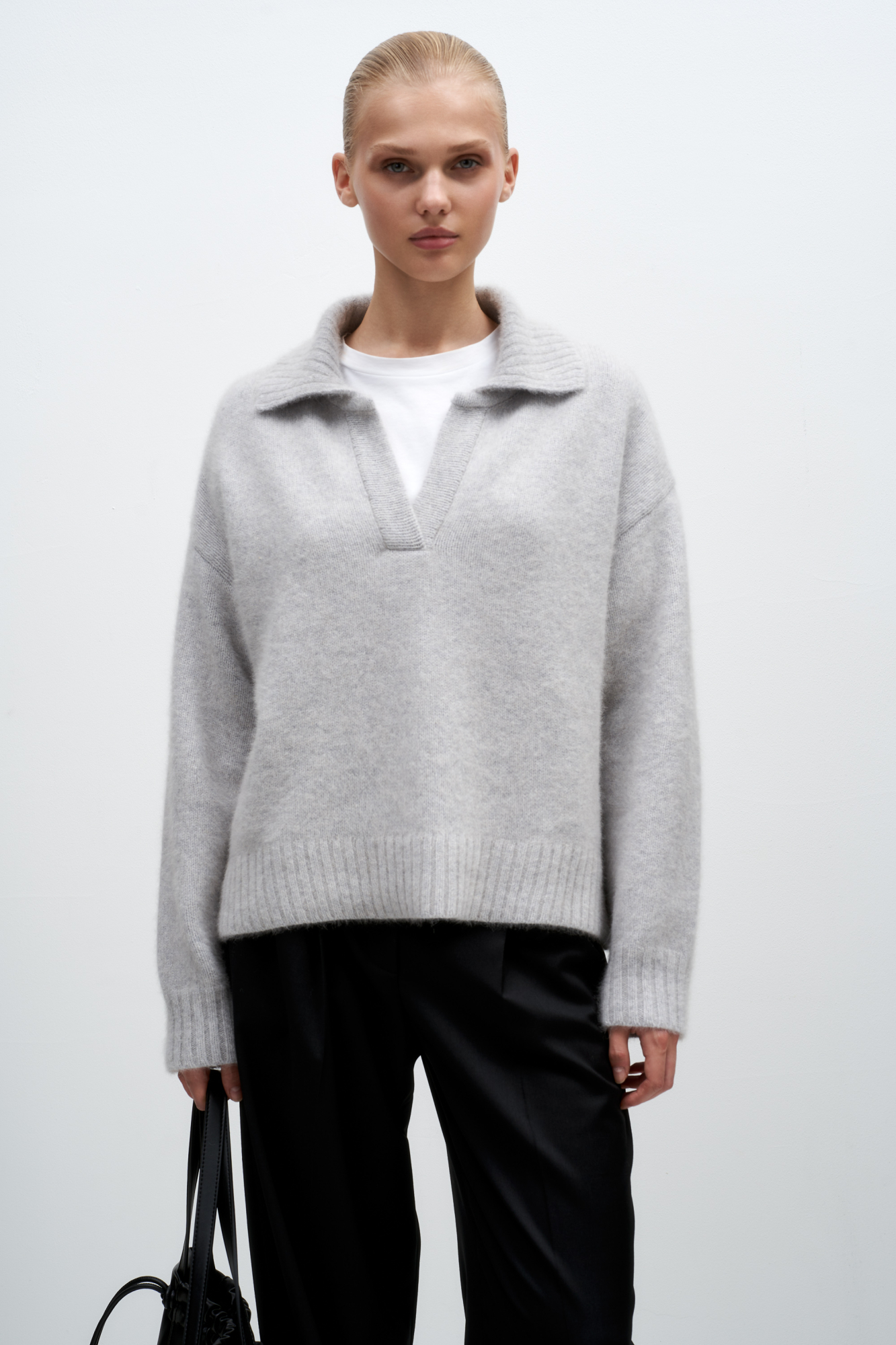 Трикотажный джемпер из смесовой шерсти с добавлением пуха лисы. Модель со спущенной линией плеча и отложным воротником с V-образным вырезом. Воротник, манжеты рукавов и низ изделия выполнены в рубчик.