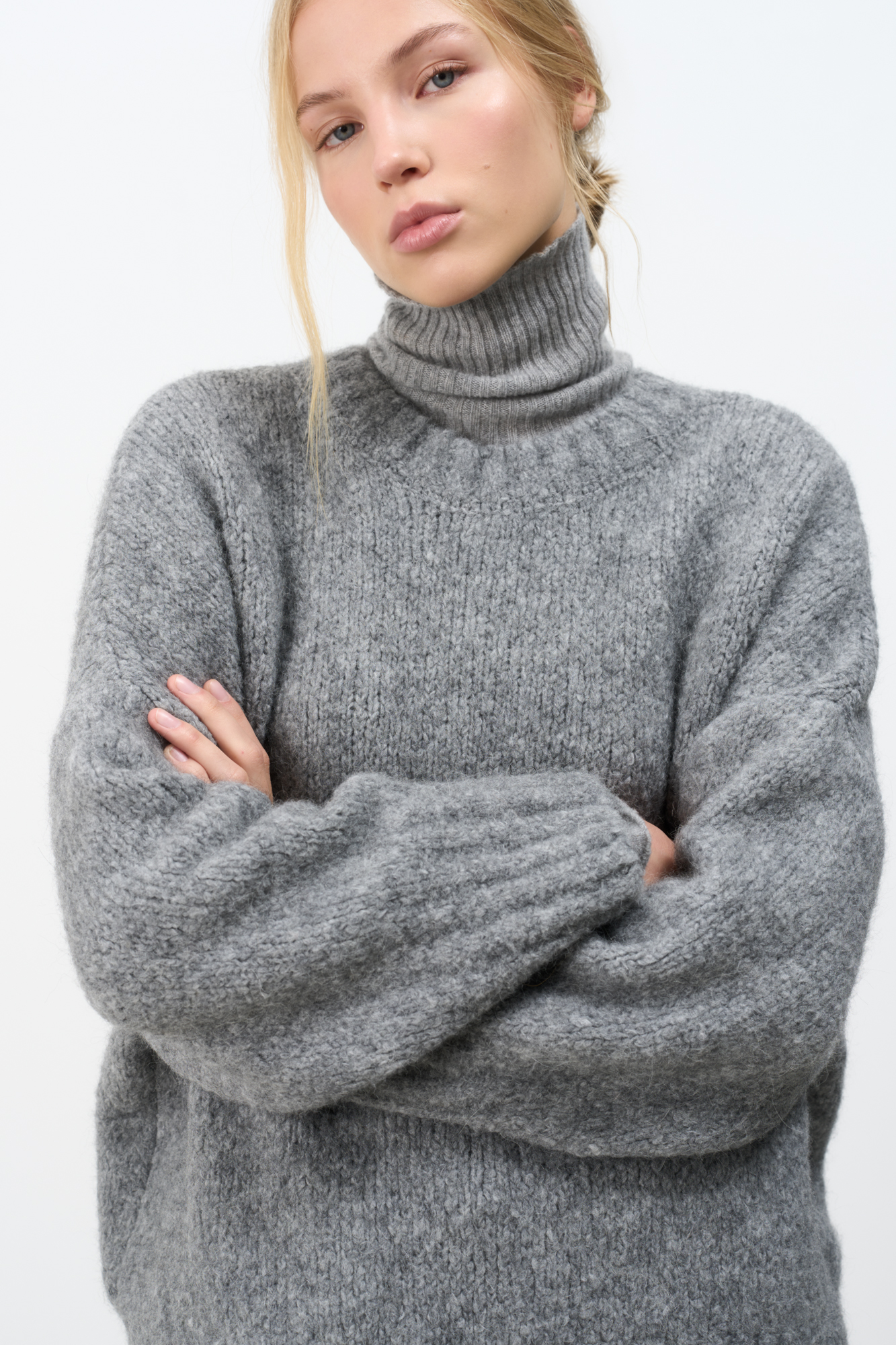 Трикотажный джемпер из шерсти альпака. Модель свободного силуэта со спущенной линией плеча. Края изделия в рубчик.