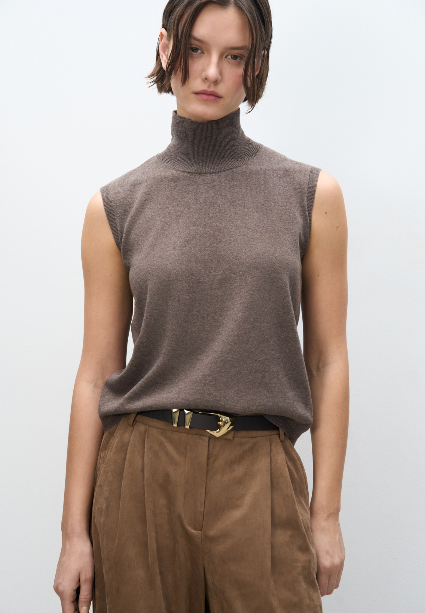 Трикотажный жилет из кашемира и шерсти. Модель без рукавов с воротником-стойкой, выполненным в тонкий рубчик.