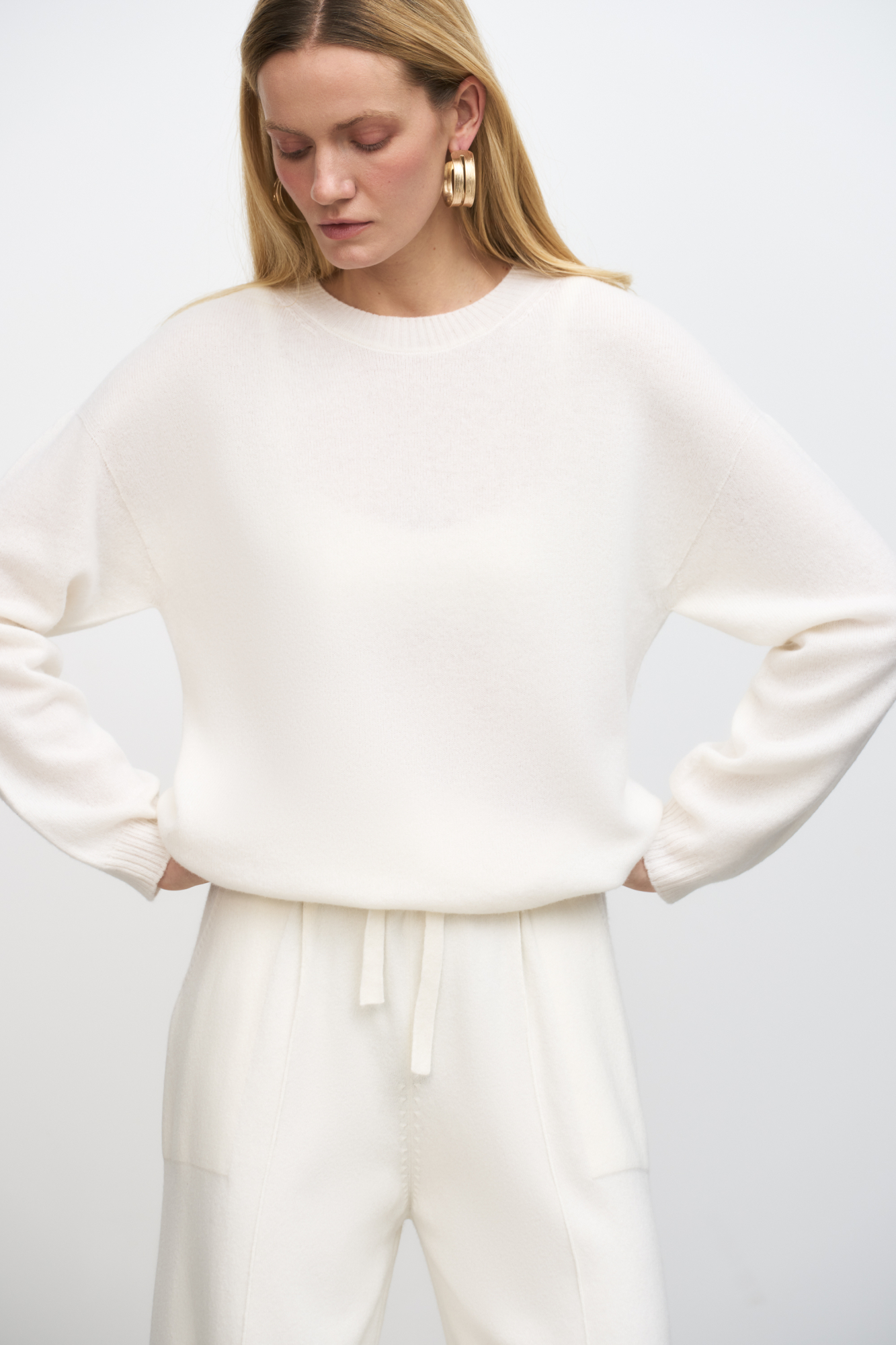 Трикотажный джемпер из 100% кашемира. Модель свободного силуэта со спущенной линией плеча и круглым вырезом горловины. Края изделия выполнены в рубчик.