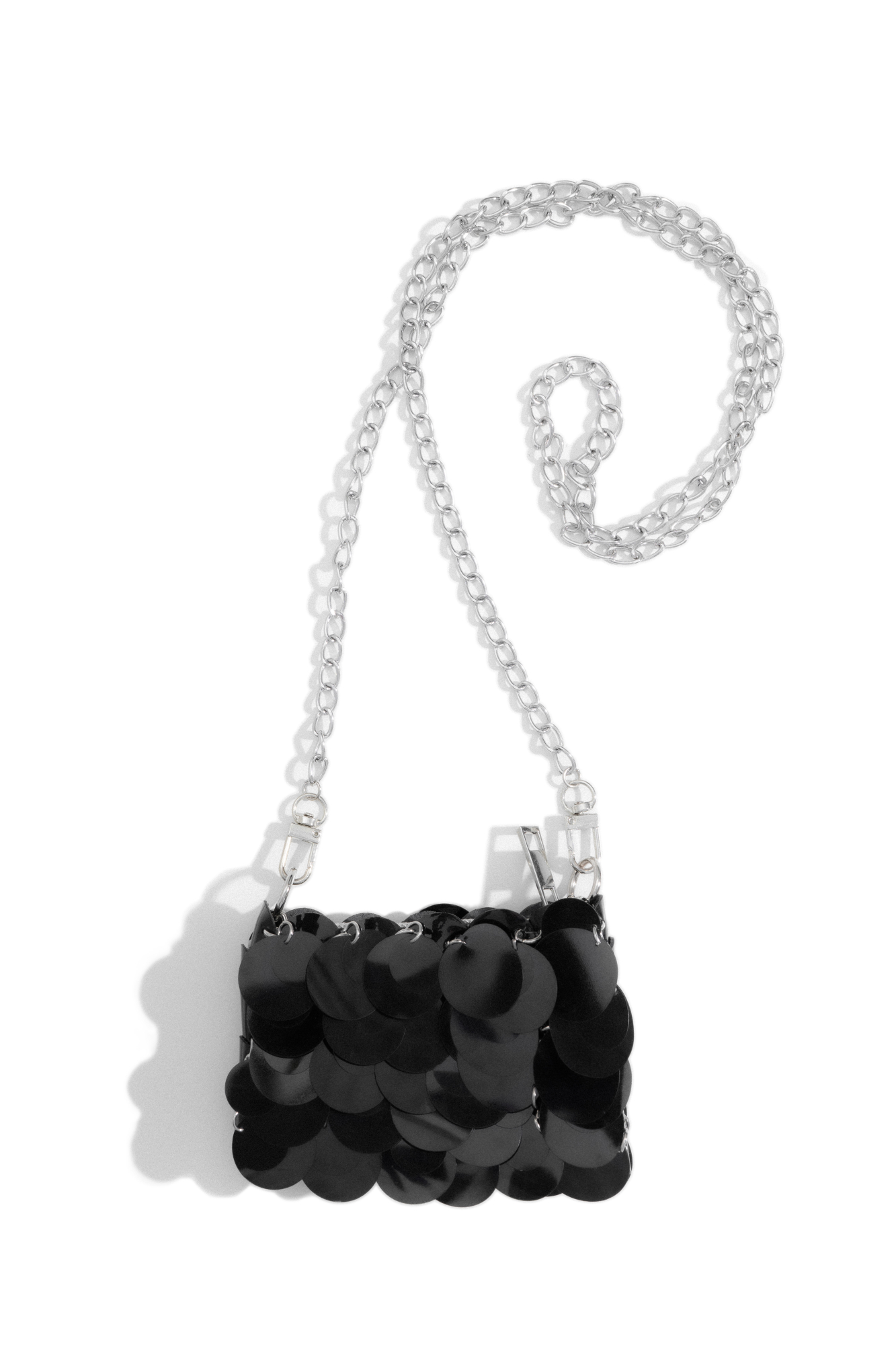 Сумочка, декорированная крупными черными пайетками. Модель на длинном ремешке-цепочке. Высота изделия составляет 9 см, длина цепочки - 117 см.
