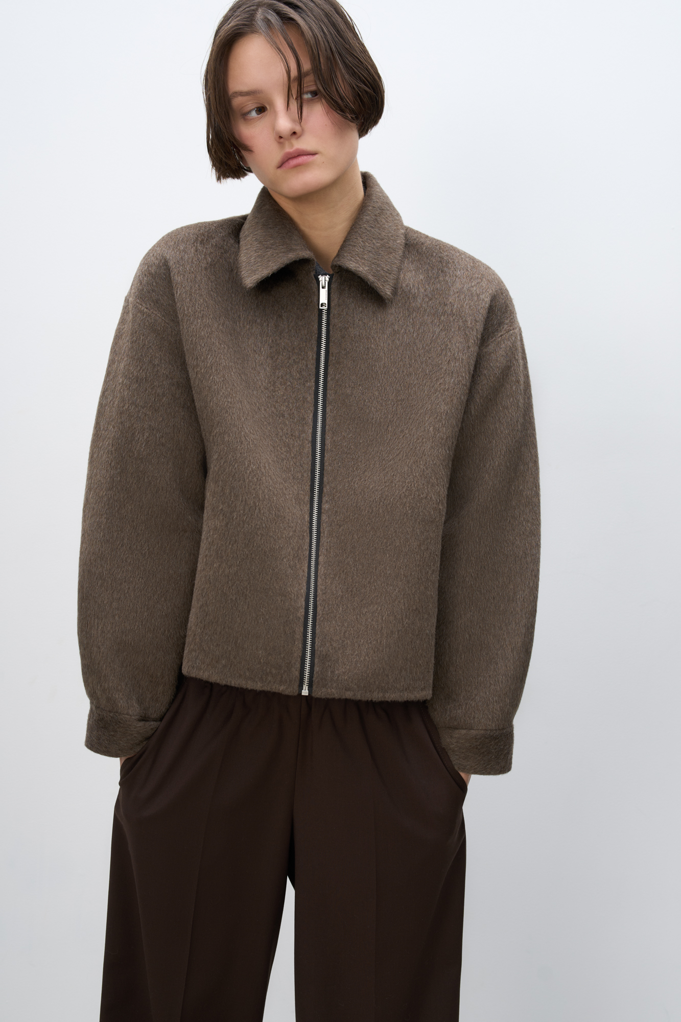 Жакет на молнии из 100% шерсти. Модель свободного кроя с отложным воротником, спущенной линией плеч и двумя боковыми карманами. Застежка на молнию. Брендированный ярлык на спине.