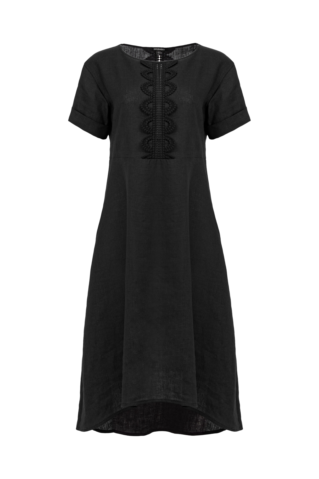 Платье длины миди из 100% льна. Модель с коротким рукавом и круглым вырезом горловины. Изделие декорировано кружевом.