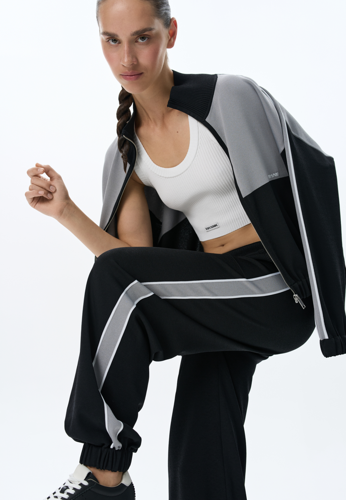 Трикотажный короткий топ из вискозы. Модель по фигуре, без рукавов и U-вырезом головины. Изделие выполнено в рубчик и декорирован брендированным жаккардом спереди.