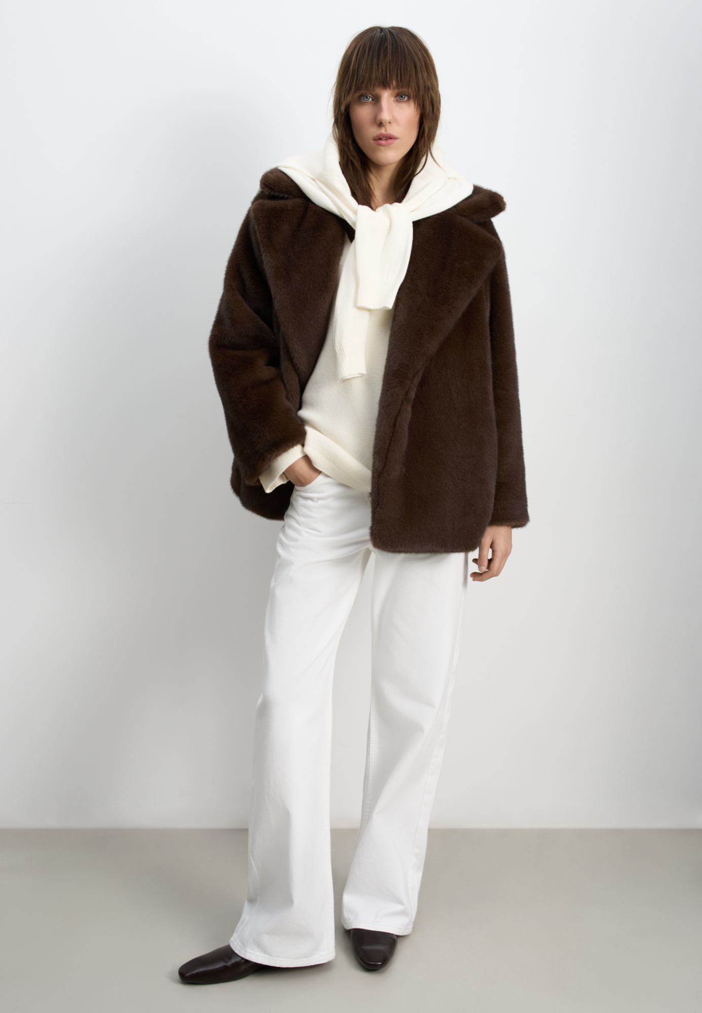 Шуба из экомеха на синтепоне. Модель с широким отложным воротником, шлевками для пояса из экокожи и врезными карманами. Изделие выполнено на подкладке.