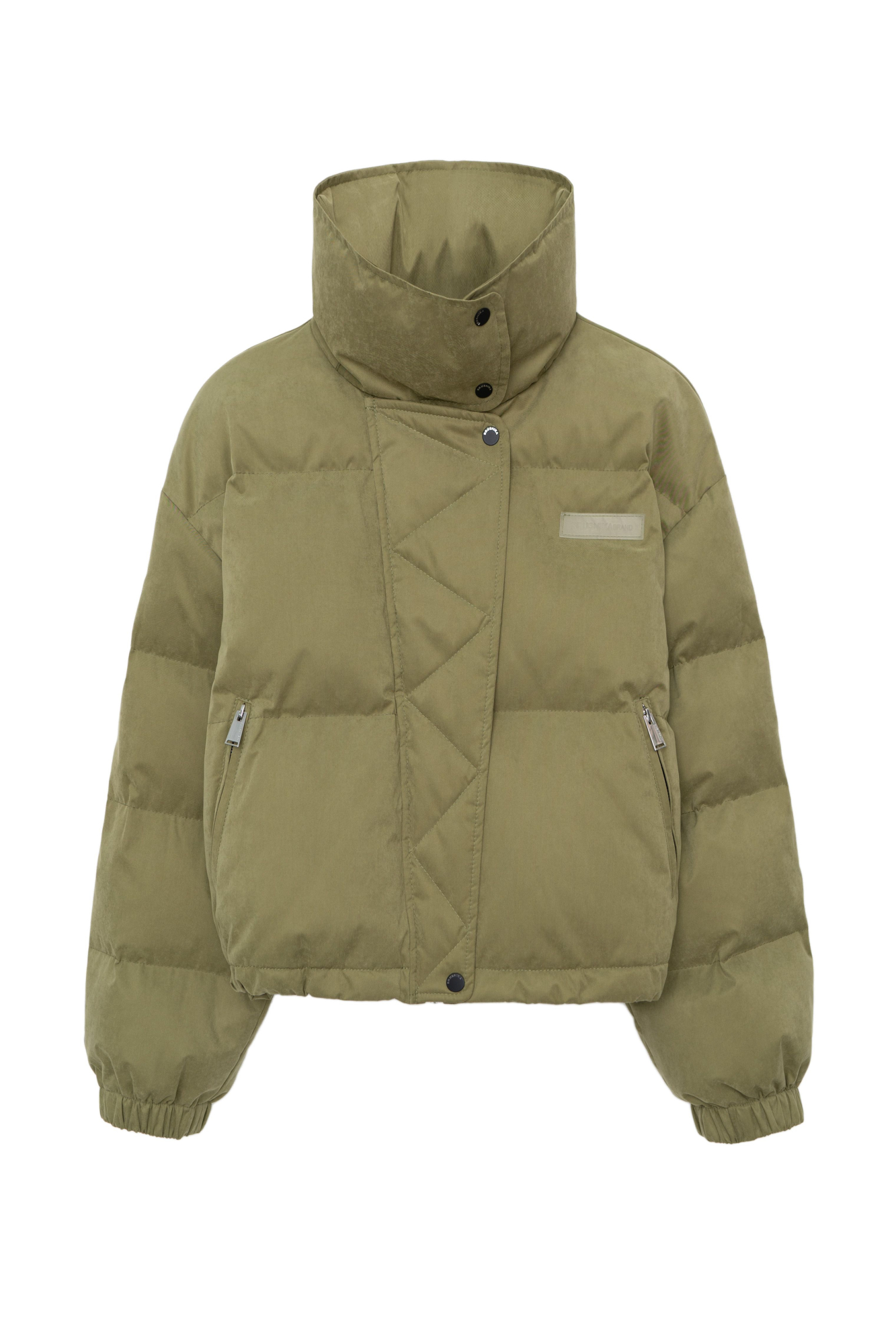 Утепленный пуховик с воротником-стойкой и капюшоном на молнии. Модель свободного силуэта с боковыми карманами, спущенным плечом и брендированным ярлыком на груди. Застежка на потайную молнию и кнопки. Наполнитель натуральный пух 90% перо 10%.