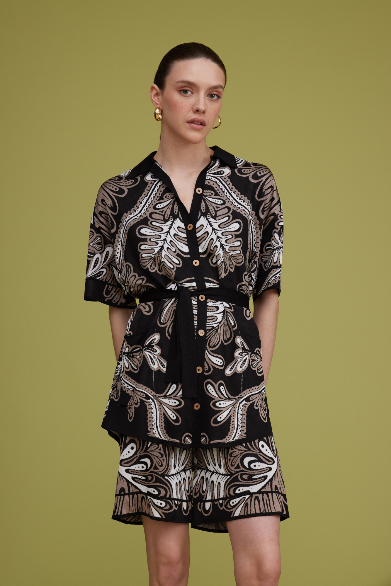 Принтованная кардиган-рубашка из 100% вискозы. Модель свободного кроя с поясом. Дополнить образ можно шортами и брюками в том же стиле.