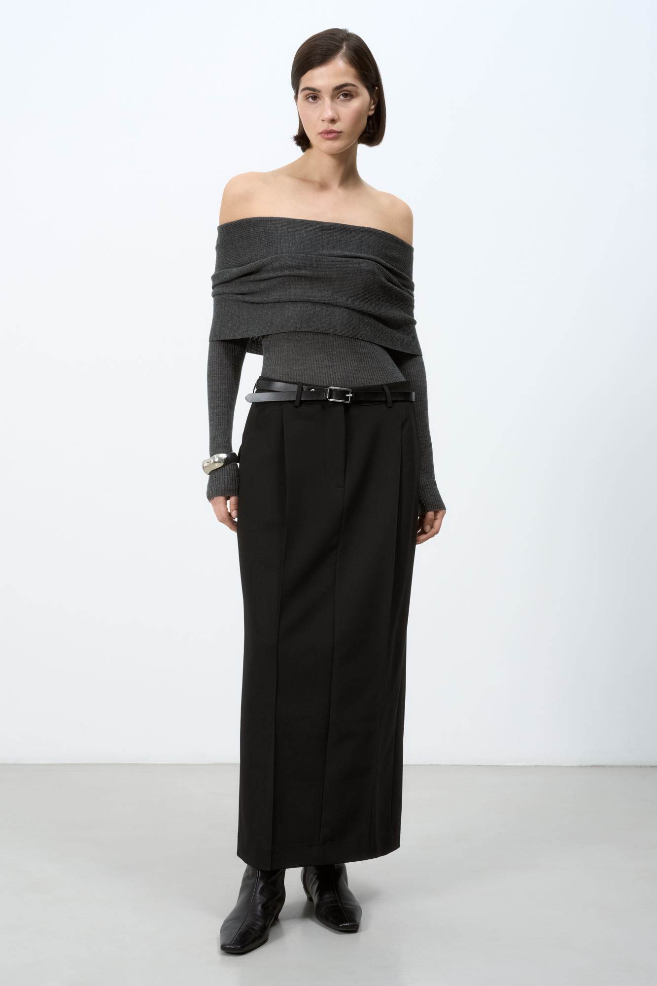 Длинная юбка из вискозы со стрелками и разрезом сзади. Брендированный ярлык на поясе сзади. Потайная застежка на молнии. Дополнить образ можно топом и жакетом.