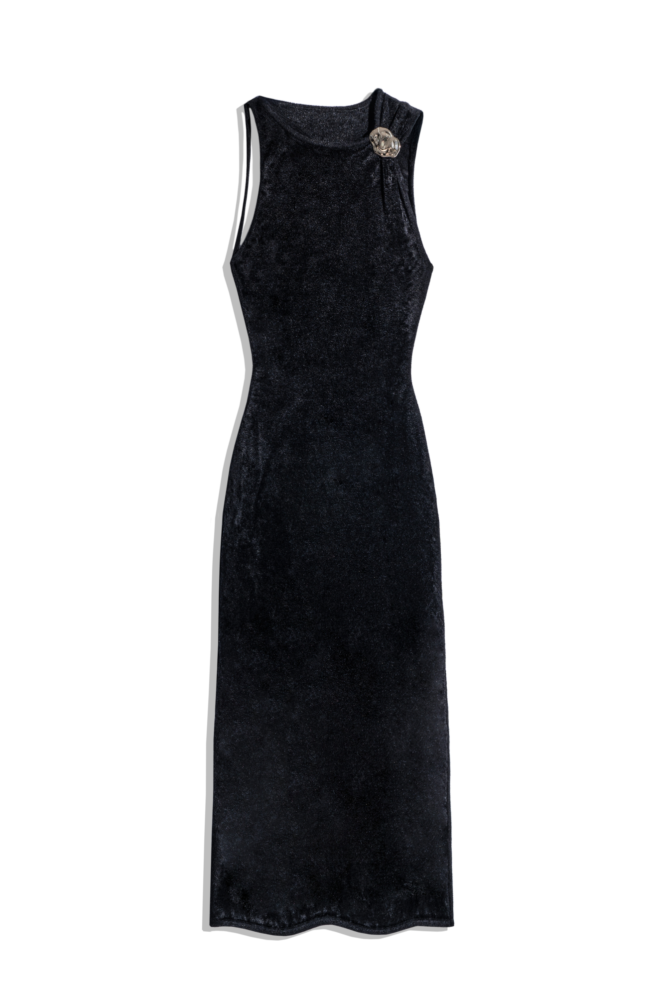 Вечернее платье длины макси из вискозы. Модель приталенного силуэта с открытой спиной, драпировка на плече декорирована металлической перемычкой.