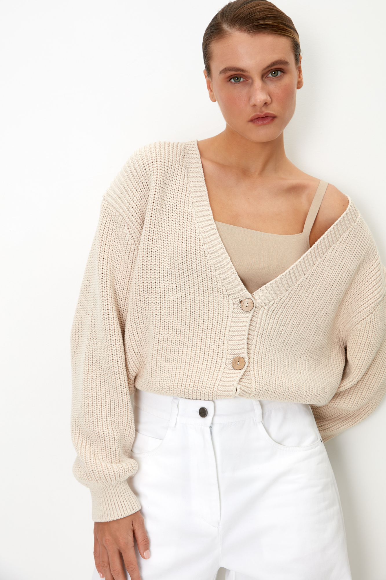 Хлопковый кардиган полуфанг с длинными рукавами. V-образный вырез, низ изделия и манжеты на эластичной ленте в рубчик.