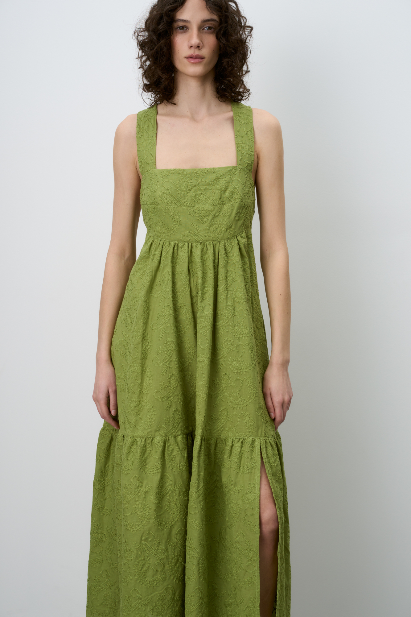 Сарафан из 100% хлопка с объемной вышивкой в тон. Модель свободного силуэта, с широкими бретелями, перекрещивающимися на спине.