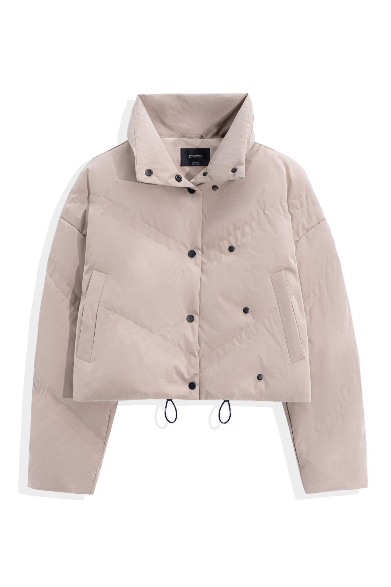 Пуховик с воротником-стойкой, съемным капюшоном и графичной стежкой с двойной отстрочкой. Модель имеет два варианта застежки на металлические кнопки. Низ изделия выполнен на кулиске.