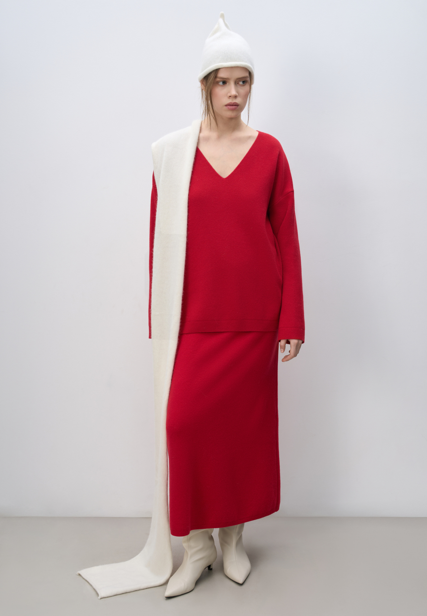 Трикотажная юбка длины макси из кашемира и шерсти. Модель по фигуре, с широким эластичным поясом в рубчик, дополненным кулиской и двумя накладными карманами сзади. Изделие декорировано вывязанным логотипом.