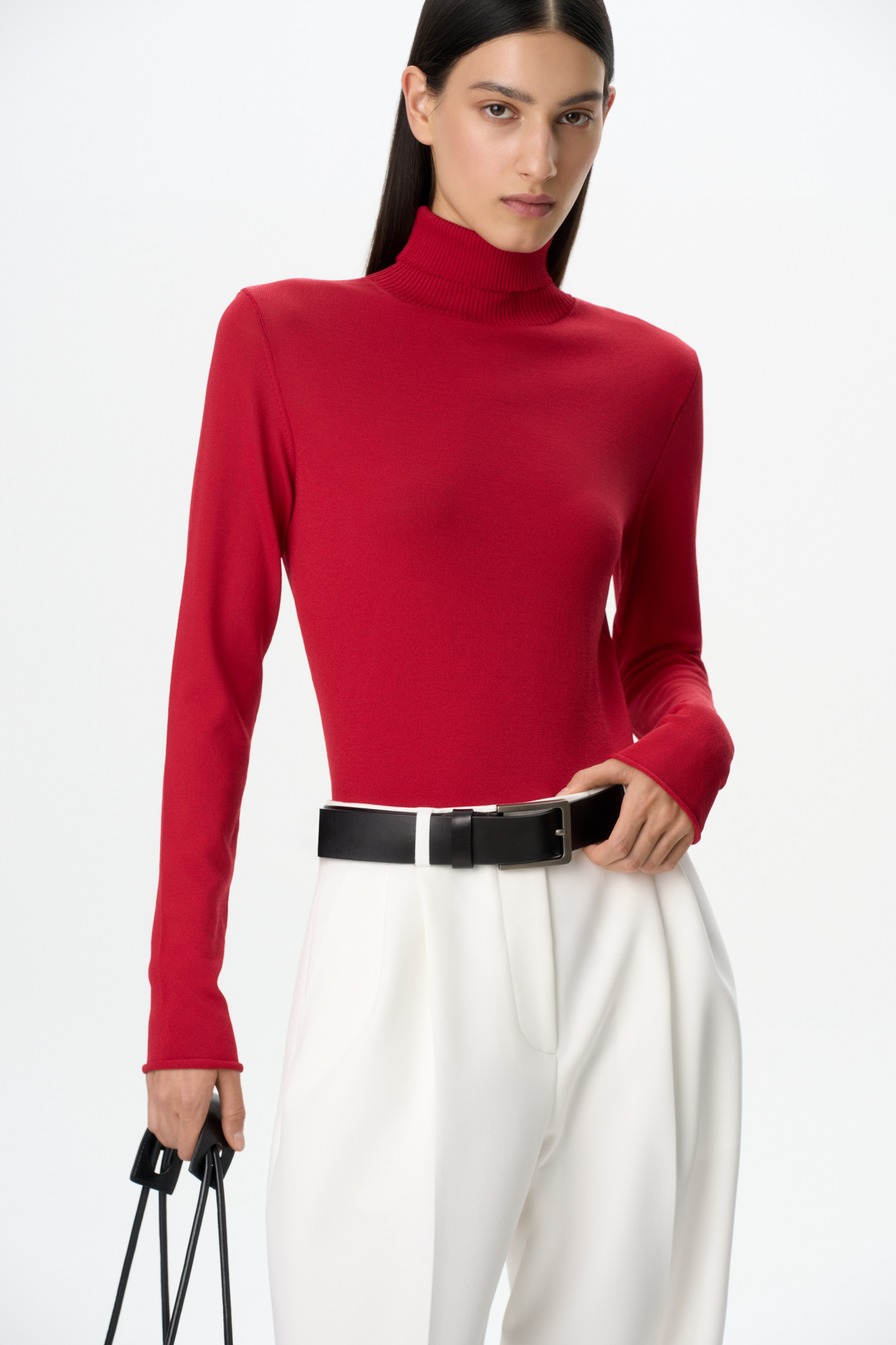 Трикотажная водолазка с высоким воротником. Модель свободного силуэта со спущенной линией плеча.