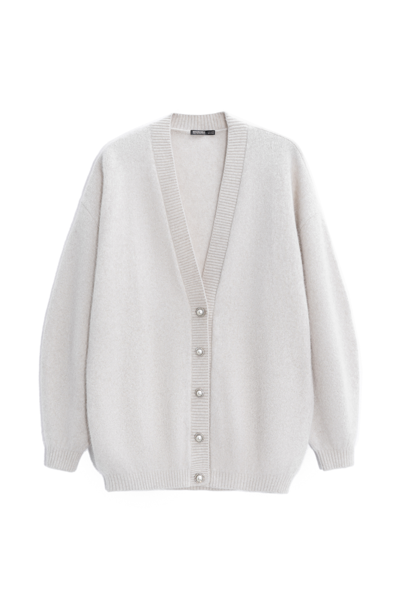 Трикотажный кардиган из пуха лисы. Модель свободного силуэта со спущенной линией плеч, широкими рукавами и V-образным вырезом горловины. Изделие декорировано акцентными жемчужными пуговицами. Края выполнены в рубчик.