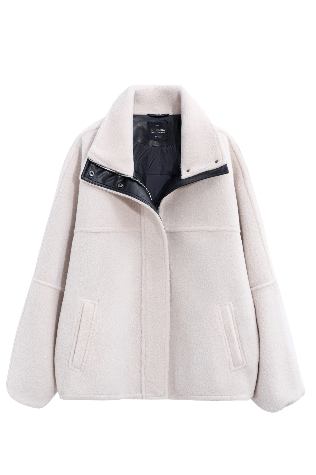 Шуба из экомеха с воротником-стойкой. Модель свободного силуэта с боковыми карманами. Застежка на молнию под планкой с кнопками.