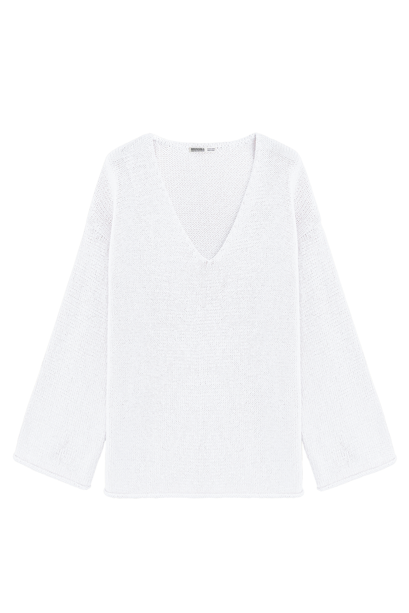 Трикотажный джемпер с V-образным вырезом. Модель свободного силуэта со спущенной линией плеча.