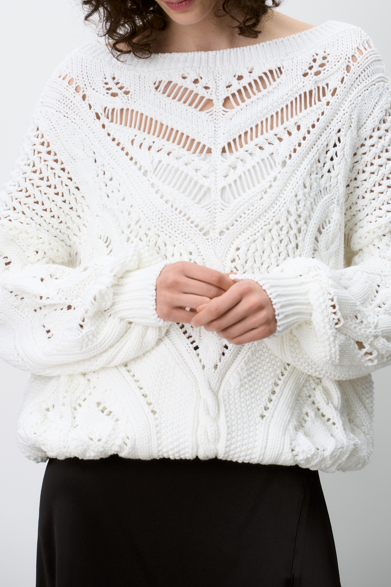 Ажурный джемпер из хлопка с V-образным вырезом. Свободная посадка, длинный рукав с манжетами. Джемпер станет прекрасным дополнением к брюкам и к юбке, а фасон позволяет носить джемпер как вырезом на груди, так и на спине.