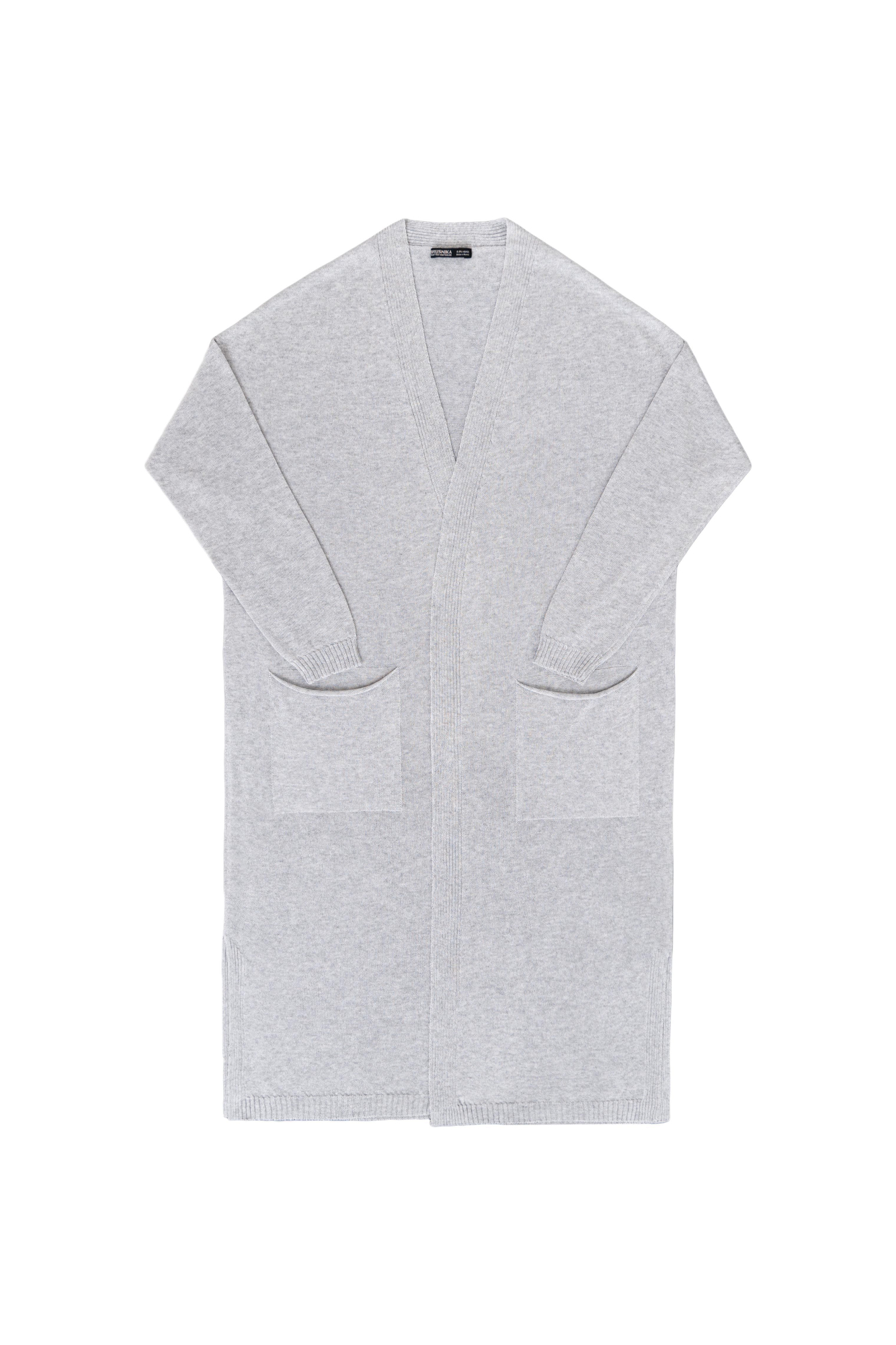 Длинный трикотажный кардиган из вискозы. Модель прямого кроя, с двумя боковыми карманами, шлевками на талии и поясом.