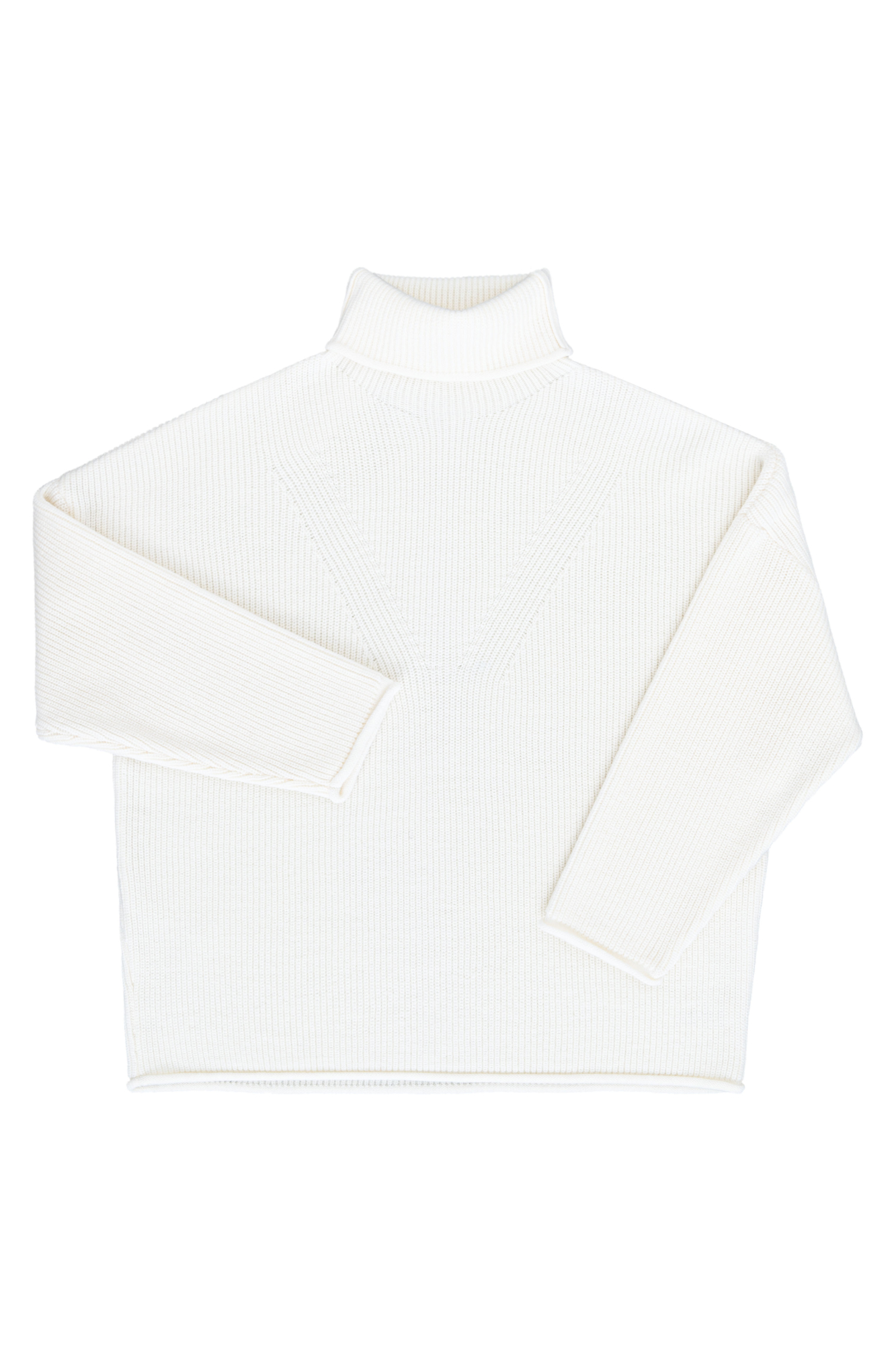 Трикотажный джемпер с высоким воротом. Модель свободного силуэта со спущенной линией плеча и декоративными сбавками.
