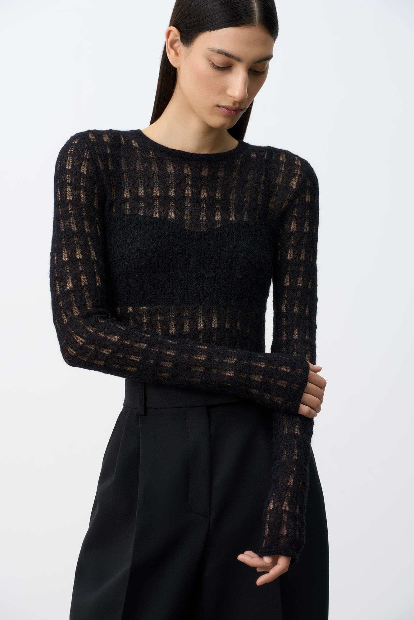 Ажурная водолазка из тонкого супер кид мохера и беби альпака. Модель с длинными рукавами и круглым неглубоким вырезом горловины.