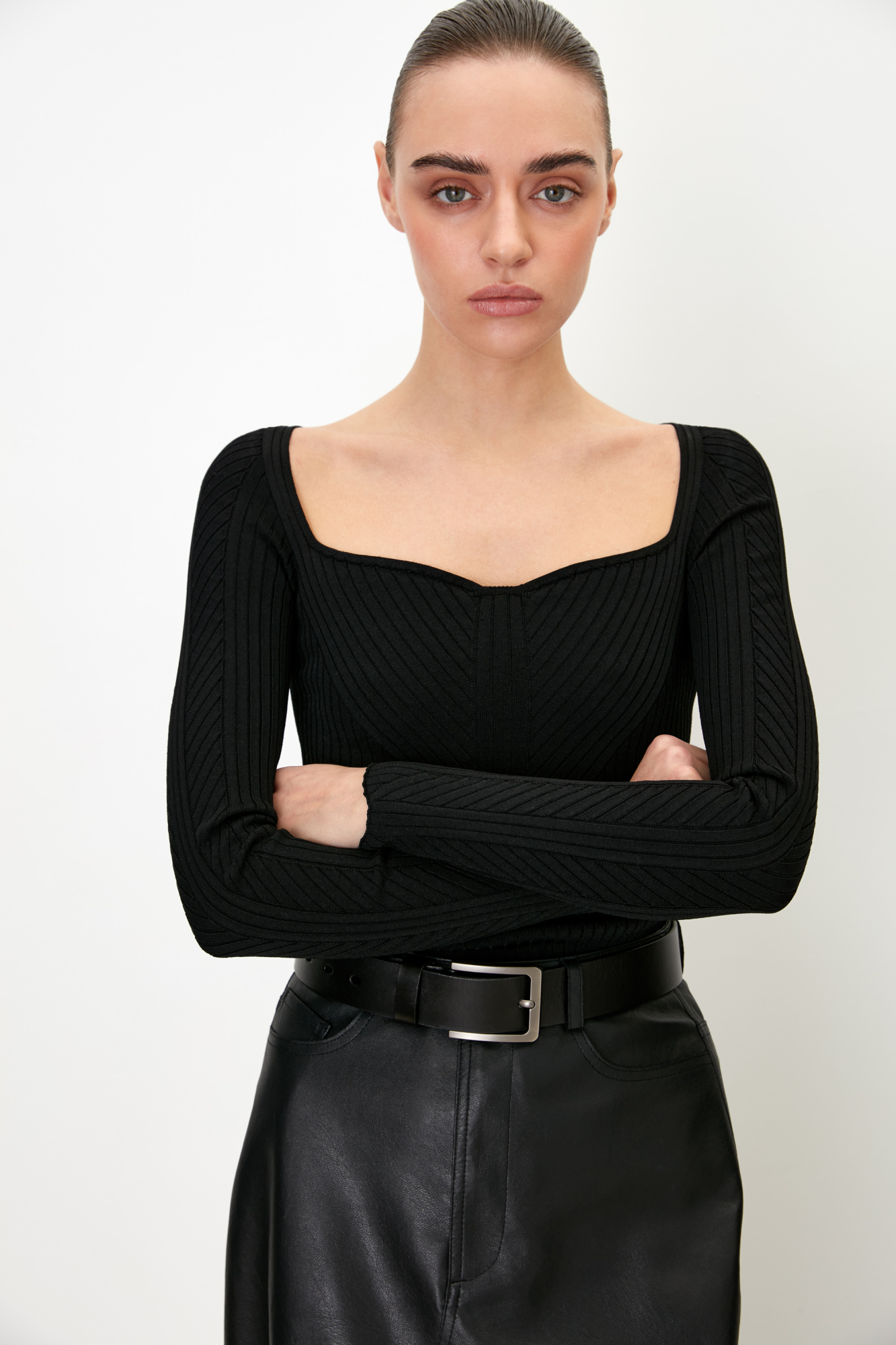 Трикотажное боди из вискозы. Модель с длинным рукавом и фигурным вырезом горловины. Изделие выполнено в широкий диагональный рубчик. 