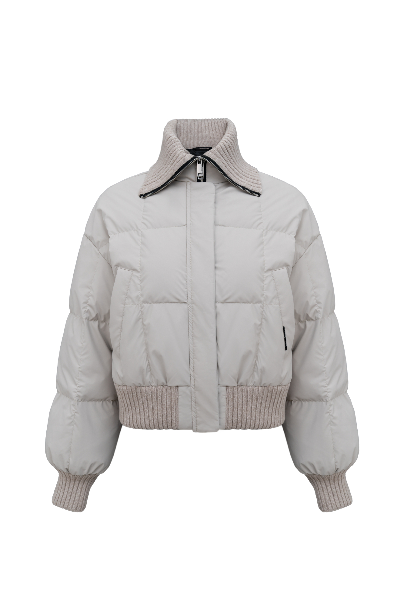Стеганый короткий пуховик с высоким трикотажным воротником, манжетами и боковыми карманами. Застежка на молнии и кнопки под планкой. Низ изделия выполнен на широкой резинке. Брендированный логотип сзади. На подкладке.