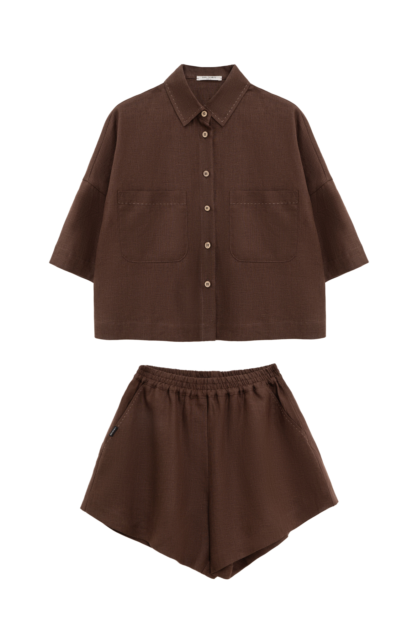 Комплект из 100% льна. Укороченная рубашка с отложным воротником, накладными карманами и спущенной линией плеч. Короткие шорты прямого кроя с боковыми карманами и эластичным поясом на резинке.