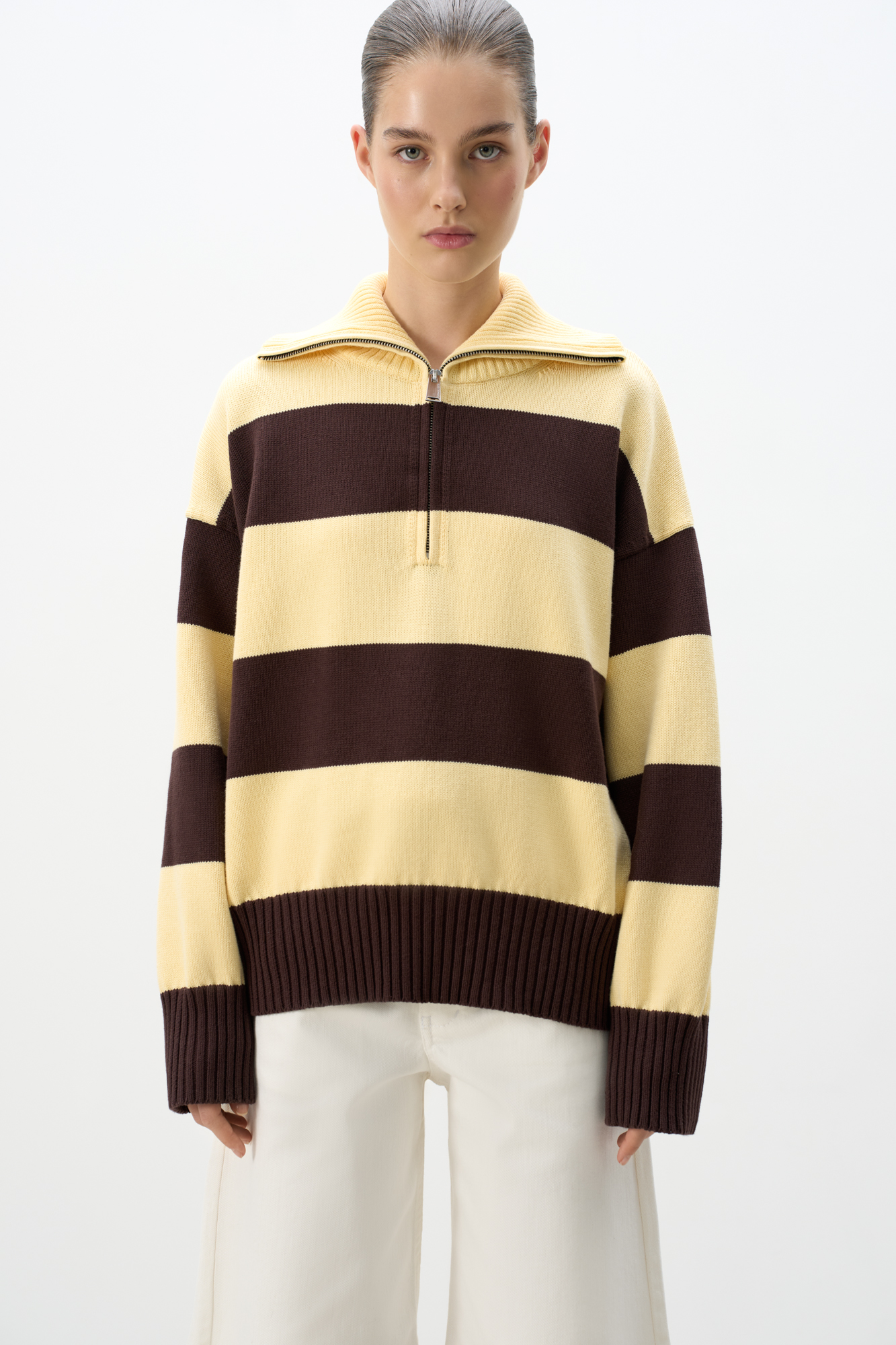 Трикотажный джемпер из 100% хлопка с воротником-стойкой. Модель свободного силуэта со спущенной линией плеча. Застежка на молнию. Манжеты и низ изделия выполнены в рубчик.