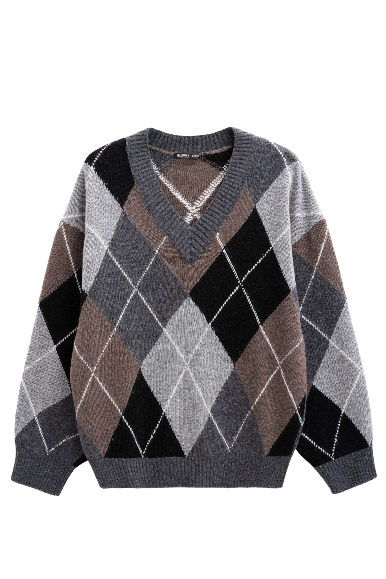 Трикотажный джемпер из кашемира с узором аргайл. Модель свободного силуэта, со спущенной линией плеча и V-вырезом горловины. Края изделия выполнены в рубчик.