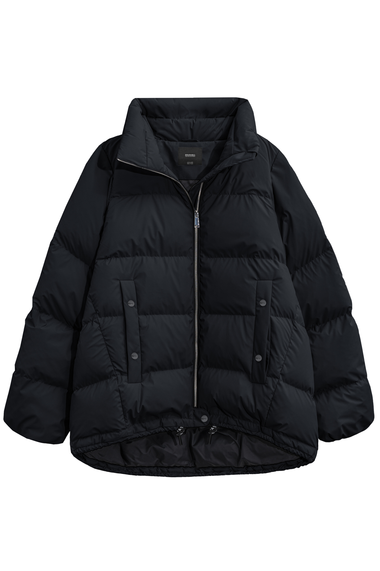 Объемный стеганый пуховик. Модель свободного силуэта с боковыми карманами на кнопках, воротником-стойкой и капюшоном. Низ изделия выполнен на регулируемой кулиске. Застежка на молнию и кнопку.