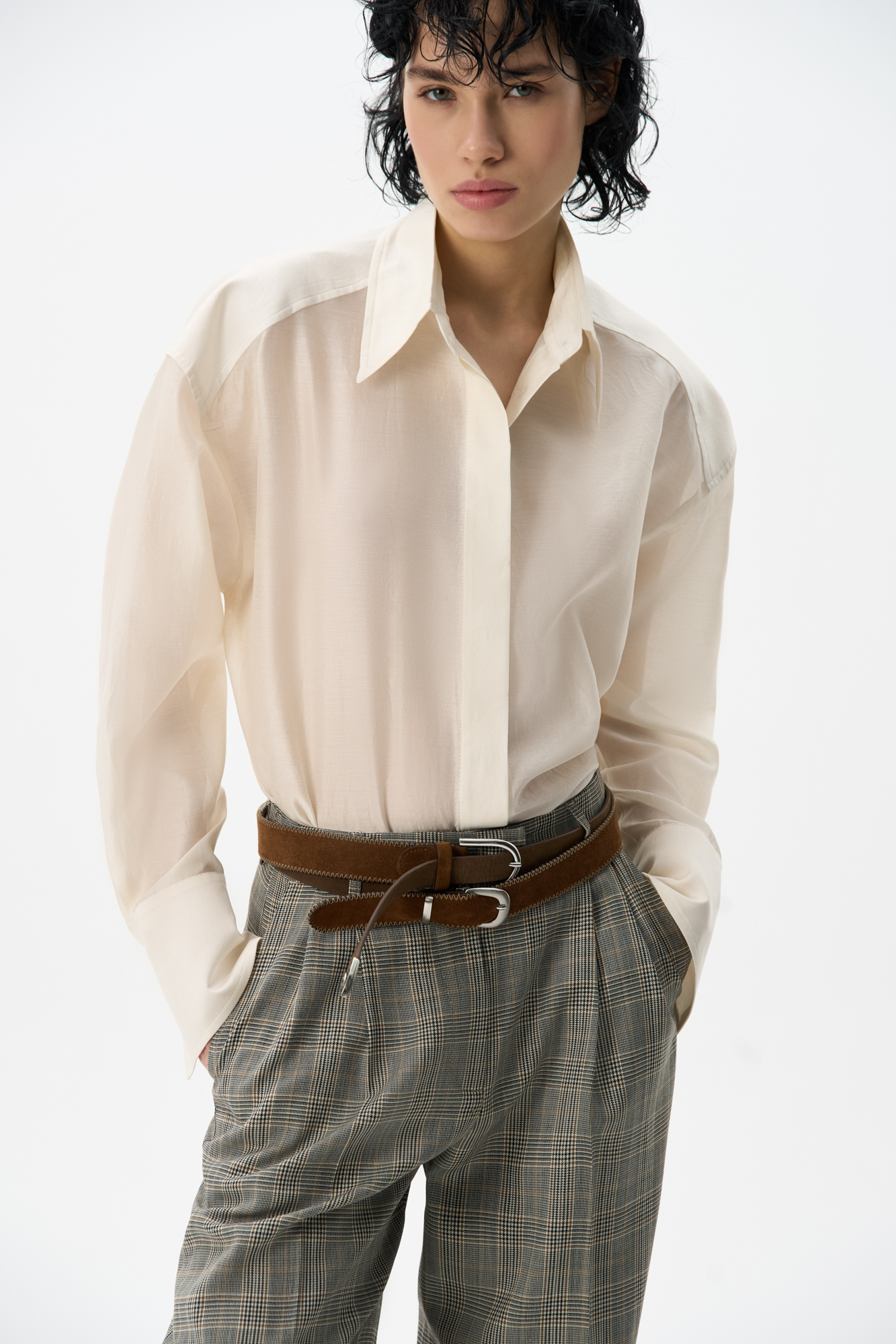 Рубашка из шелка с добавлением хлопка. Модель прямого кроя с длинными рукавами с манжетами, классическим отложным воротником, увеличенными плечами и завязкой на спинке. Застежка на пуговицы под планкой.