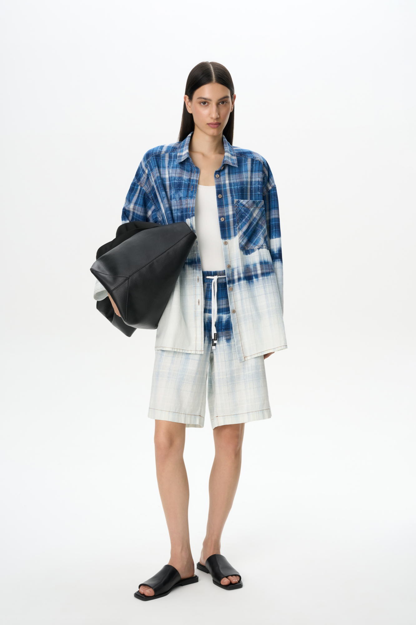 Принтованные шорты в клетку из 100% хлопка с эффектом тай-дай. Модель прямого кроя, со средней посадкой, боковыми карманами и эластичным поясом на кулиске. Дополнить образ можно рубашкой в таком же стиле.