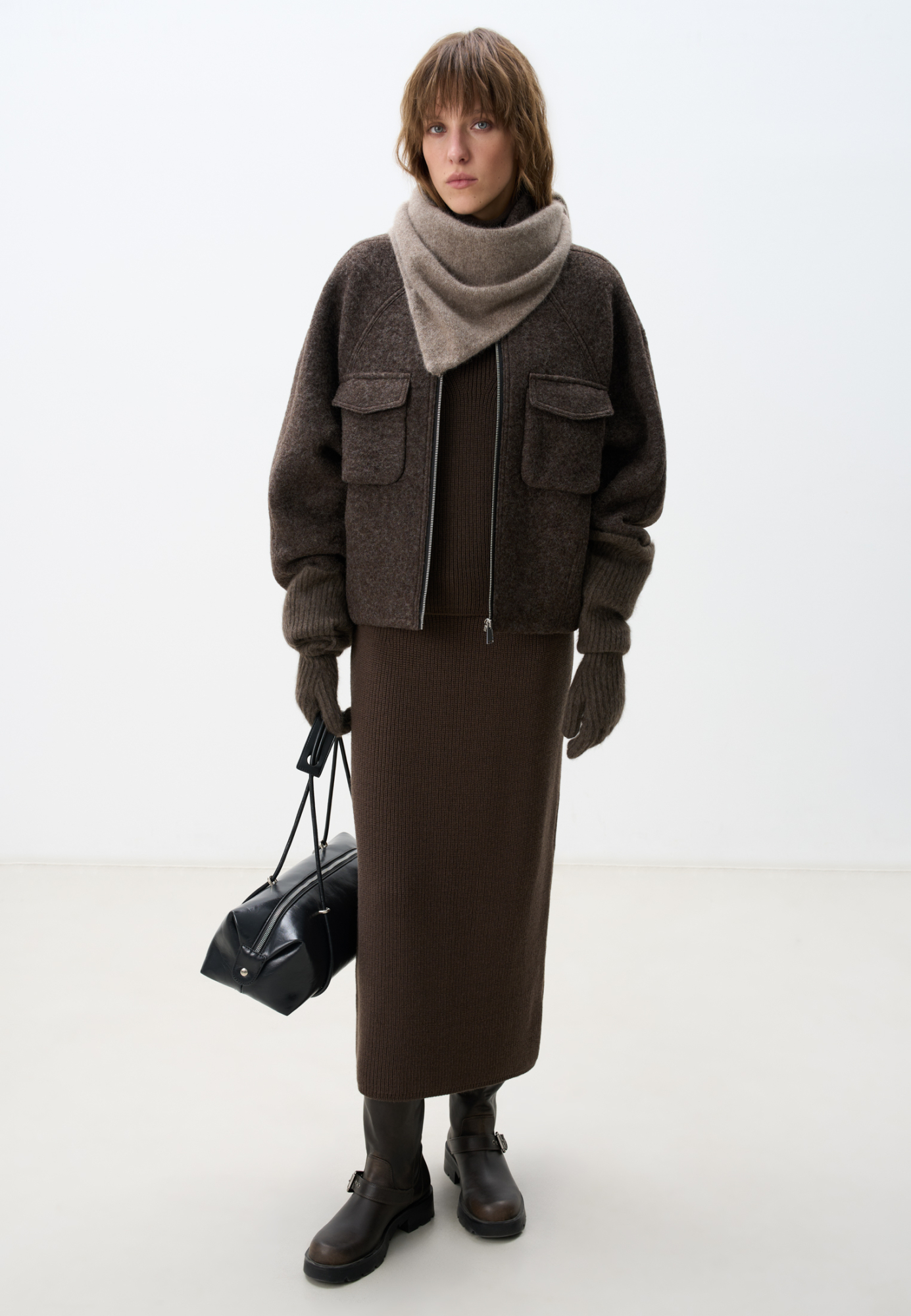 Шерстяная куртка с рукавом реглан. Модель свободного силуэта с накладными карманами на груди и цельнокроенным воротником-стойкой. Застежка на молнию. Изделие выполнено на подкладке.