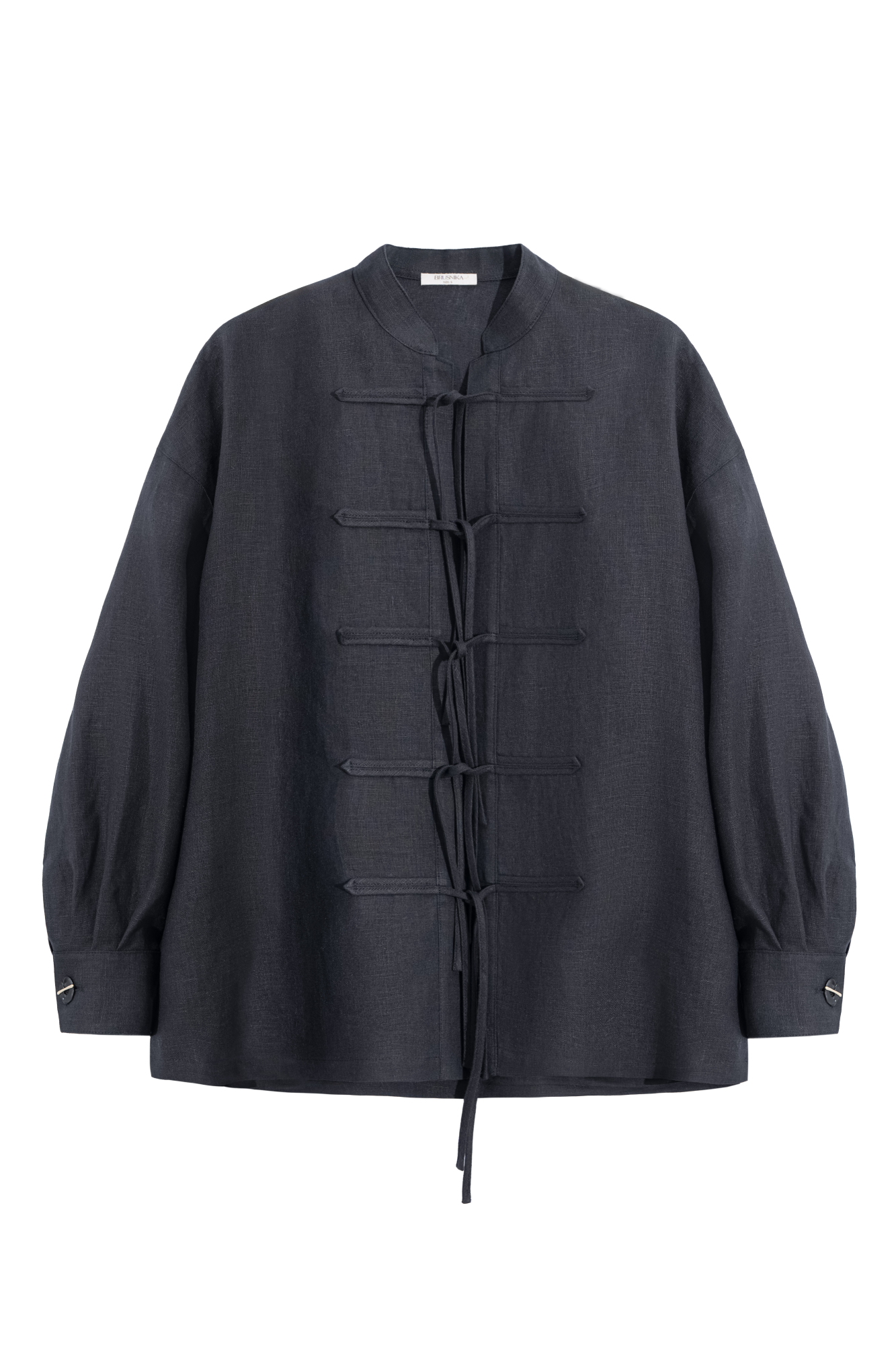 Рубашка из 100% льна на завязках. Модель свободного силуэта с воротником-стойкой, длинными рукавами с манжетами на пуговицах и спущенной линией плеча.