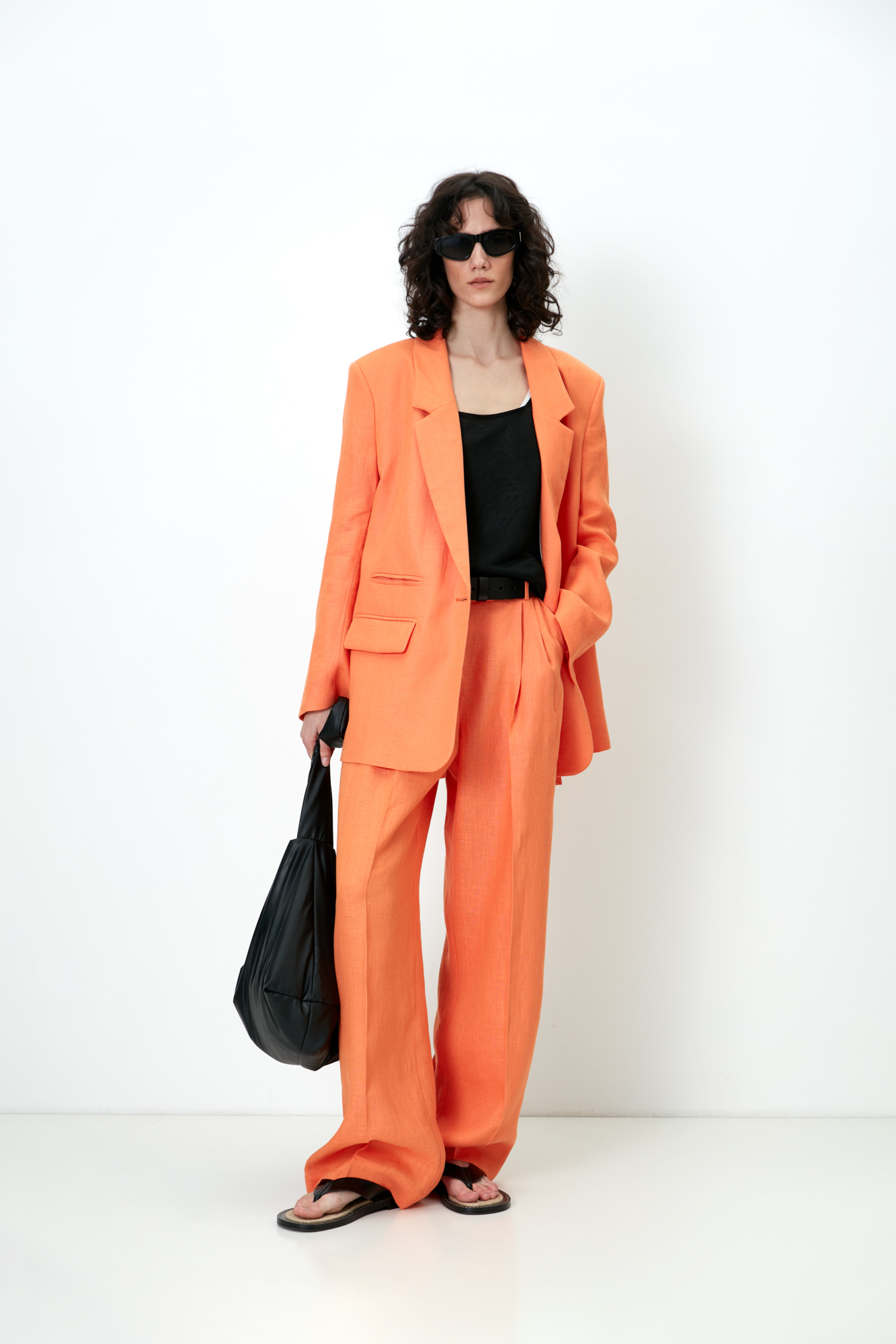 Брюки палаццо выполненные из 100% льна. Модель прямого кроя с защипами на талии, шлевками на поясе для ремня, карманами и застежкой на молнию и скрытый крючок. Дополнить образ можно жакетом. 