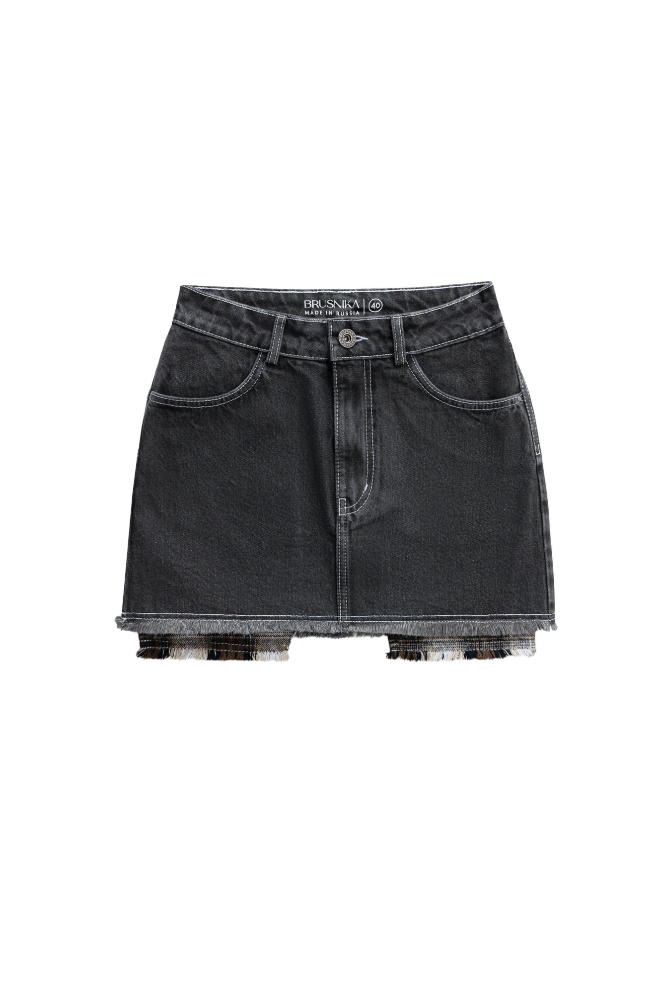 Джинсовая юбка длины мини из 100% хлопка. Модель декорирована бахромой по нижнему краю и имитацией подкладки из клетчатой ткани. Шлевки на поясе для ремня и застежка на молнию и пуговицу. 4 кармана.