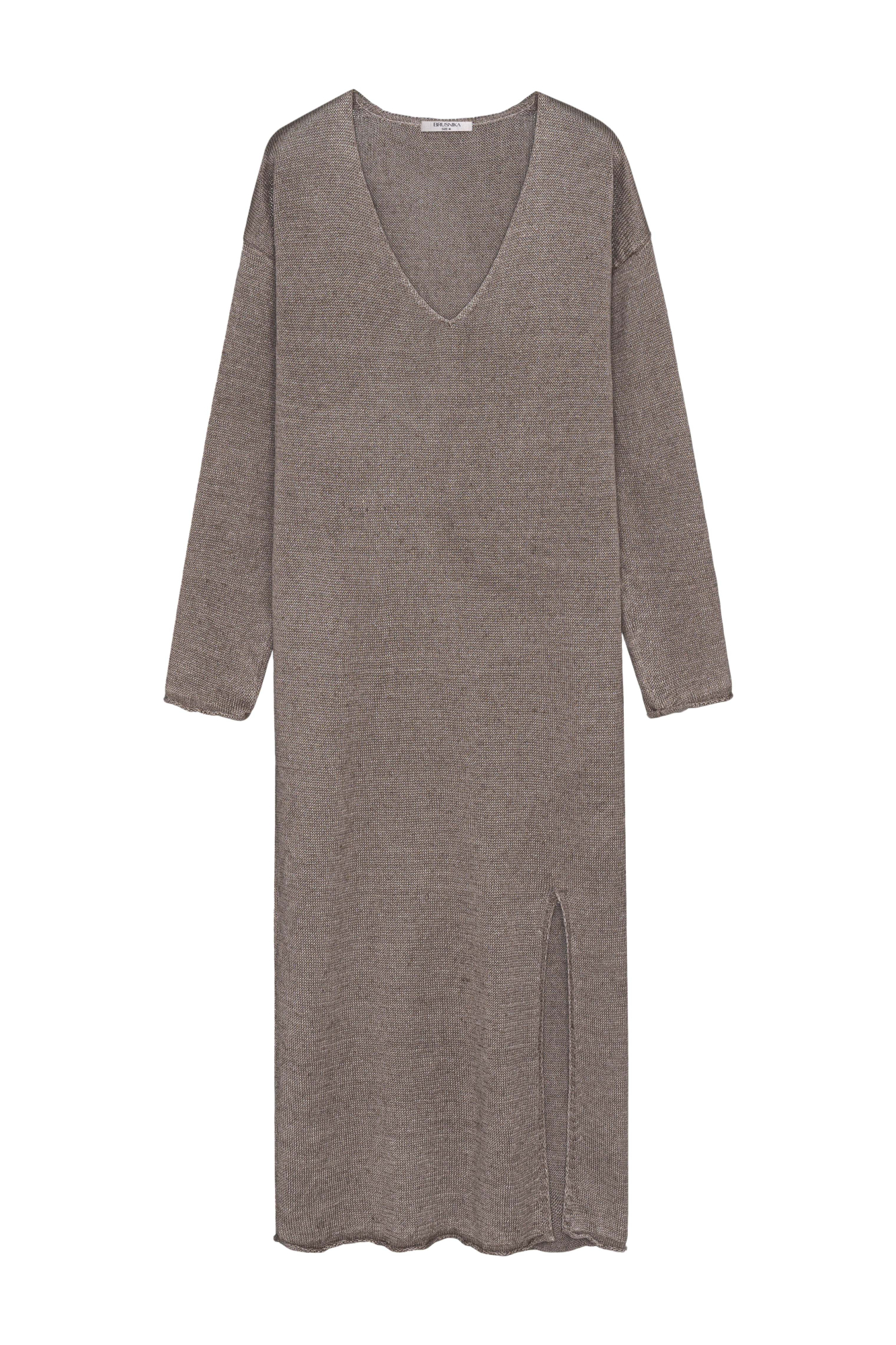 Трикотажное платье длины макси из 100% льна. Модель прямого силуэта с V-образным вырезом и длинным рукавом. Изделие декорировано разрезом спереди.